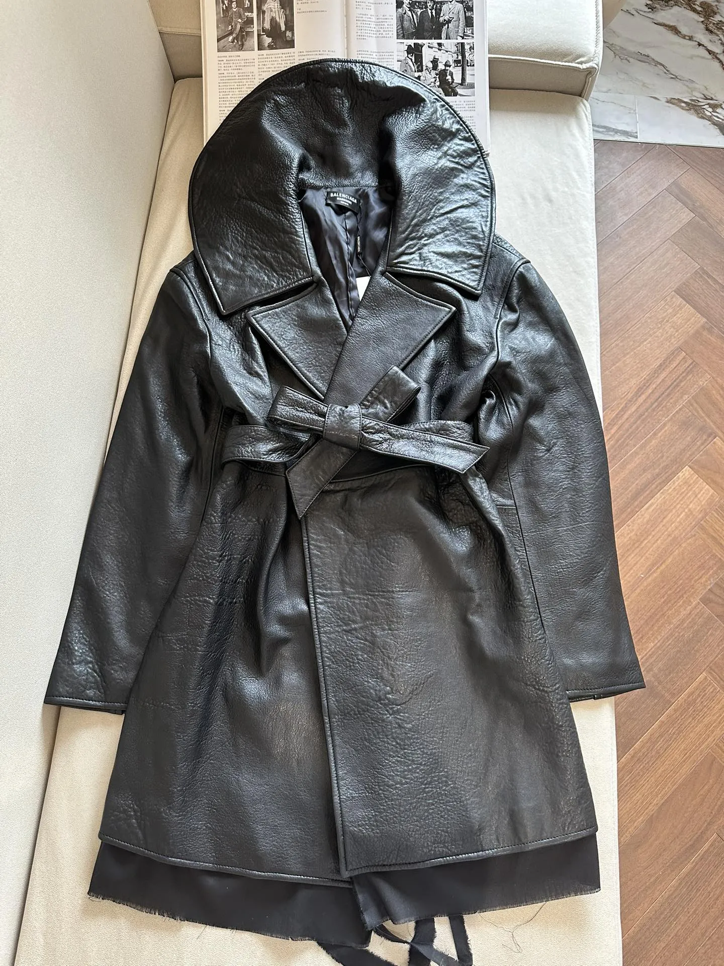 BALENCIAGA Женский кожаный плащ BALENCIAGA Женский кожаный плащ