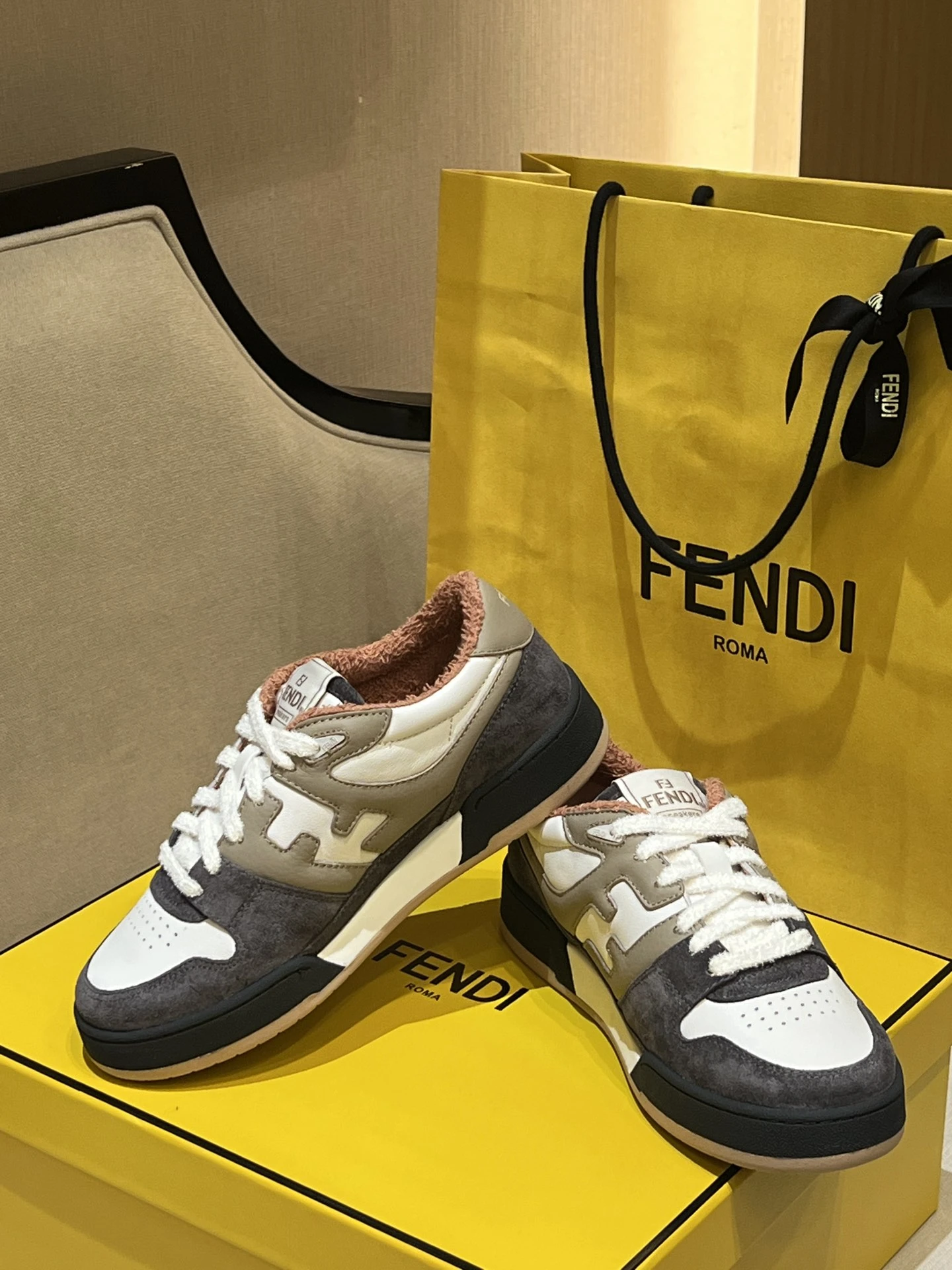 FENDI Кроссовки из кожи и замши