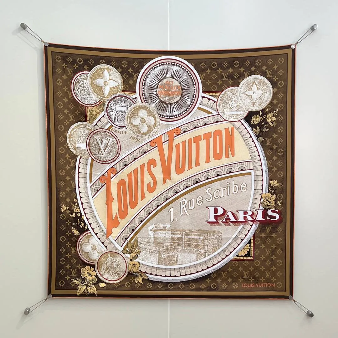 LOUIS VUITTON Женский платок из шёлка LOUIS VUITTON Женский платок из шёлка