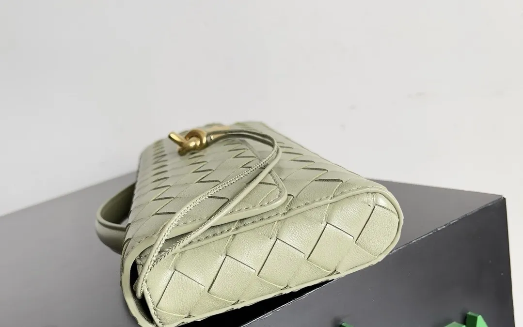 BOTTEGA VENETA Женский клатч Andiamo кожа Intrecciato