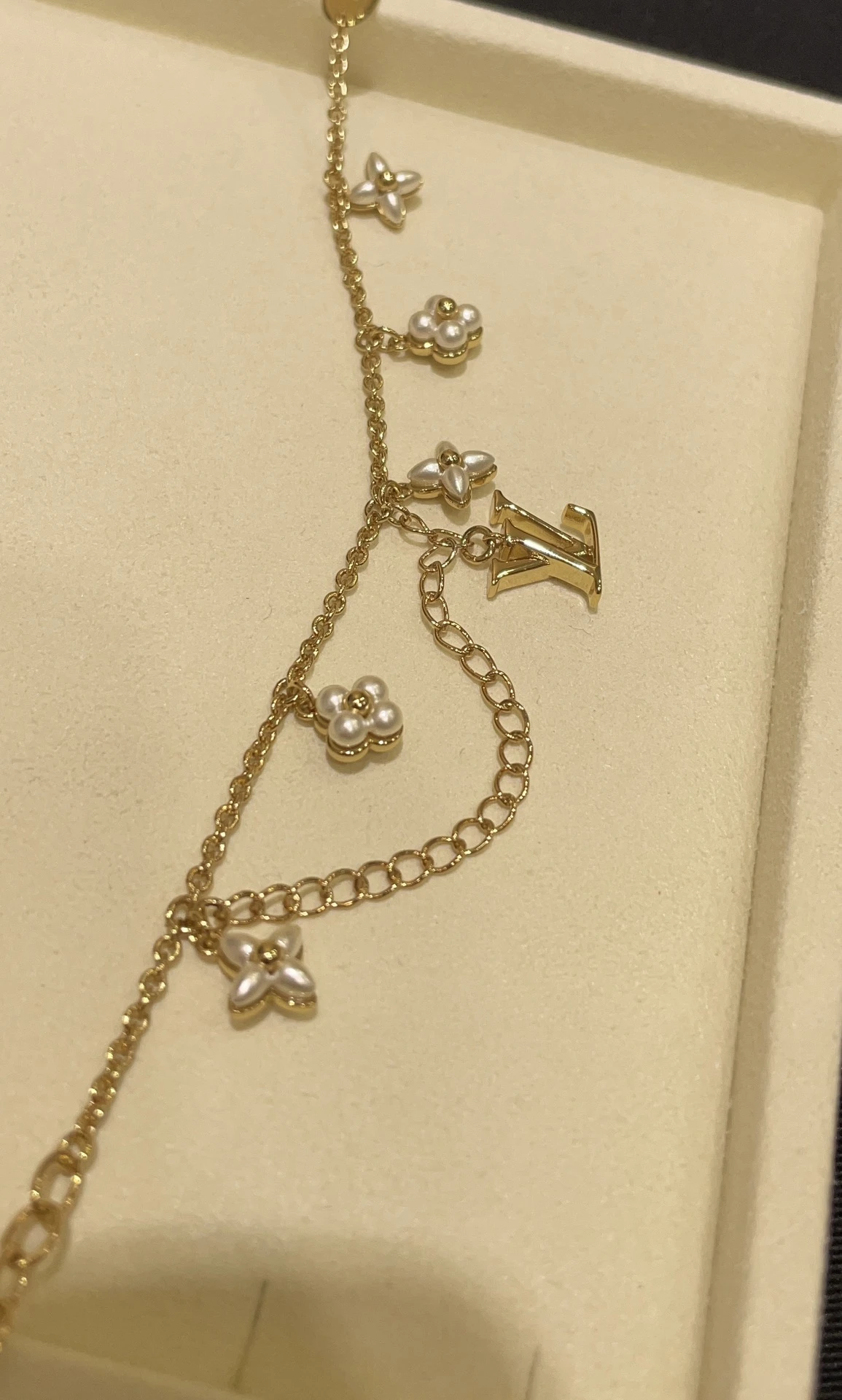 LOUIS VUITTON Женский браслет с жемчугом LOUIS VUITTON Женский браслет с жемчугом