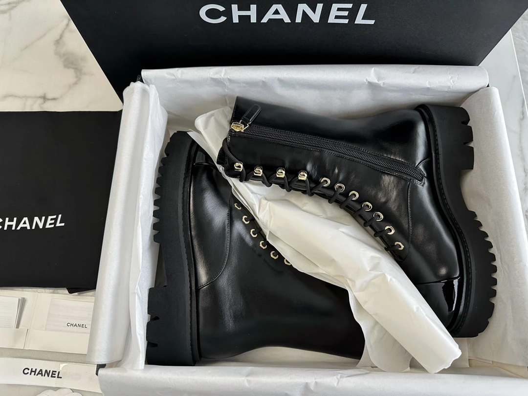 CHANEL Женские лакированные ботинки на шнуровке 23b из черной кожи CHANEL Женские лакированные ботинки на шнуровке 23b из черной кожи