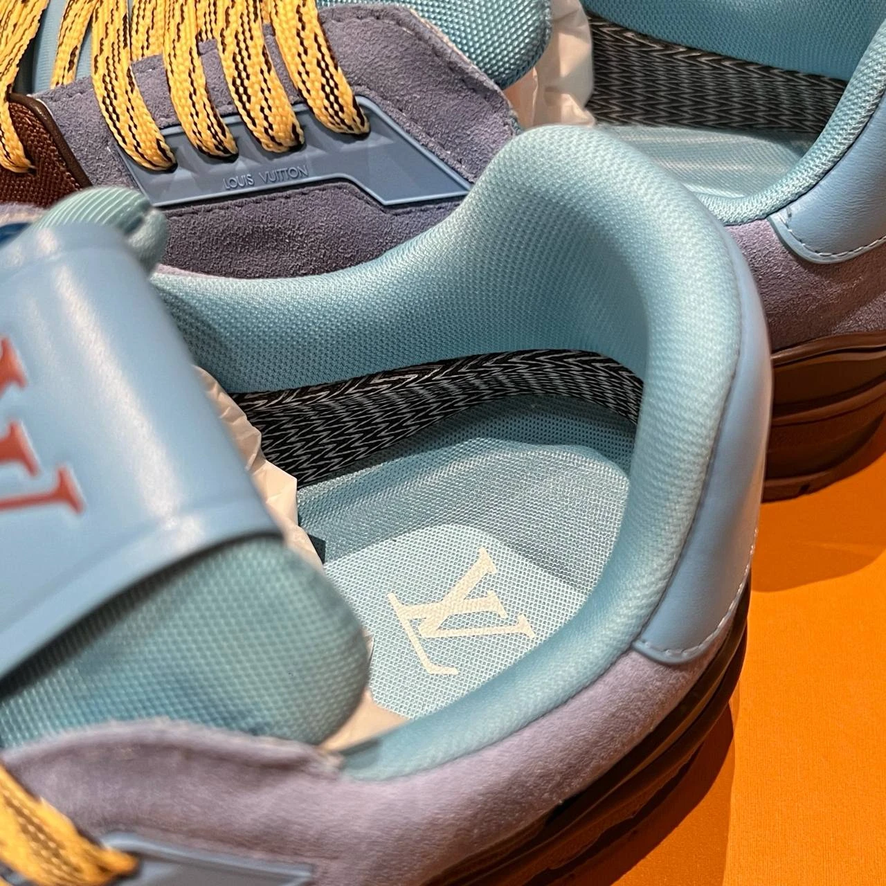 LOUIS VUITTON Мужские кроссовки в сочетании замши и гладкой кожи 