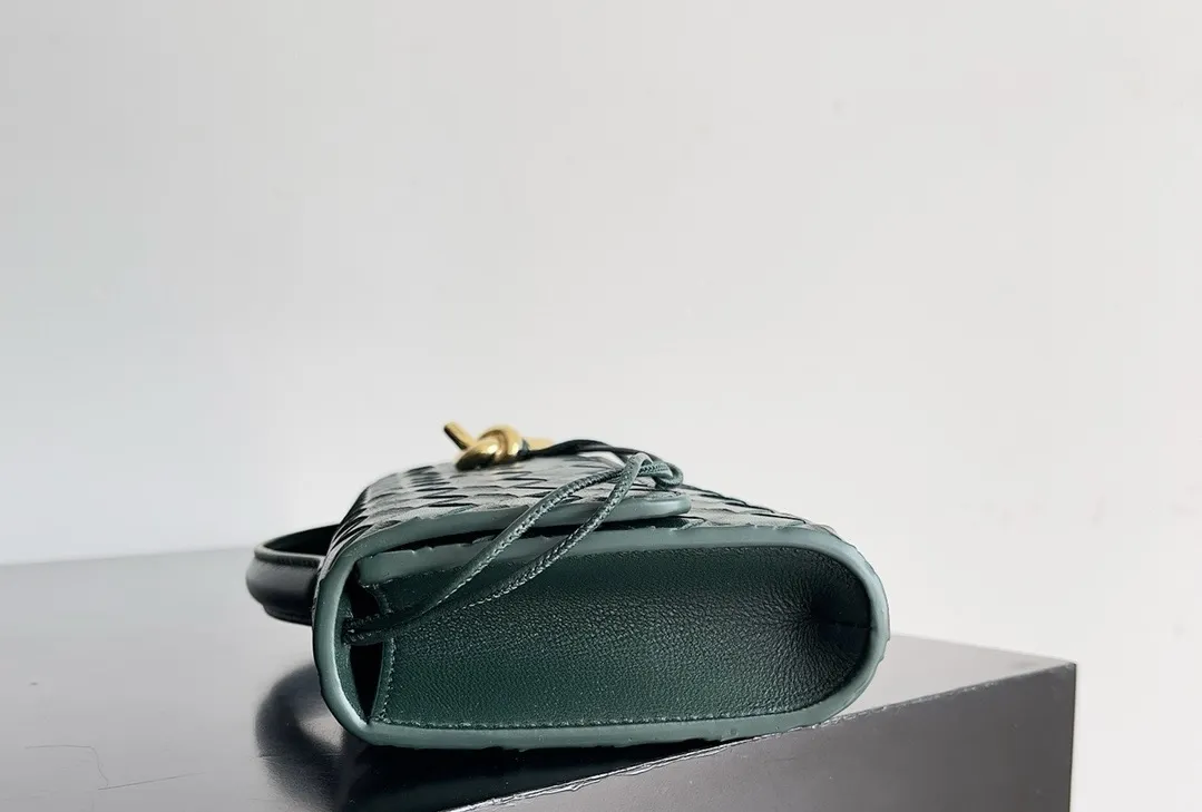 BOTTEGA VENETA Женский клатч Andiamo кожа Intrecciato