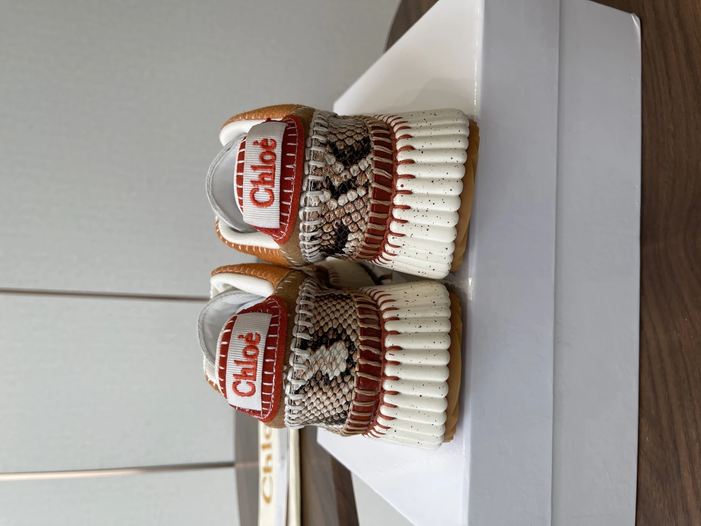 CHLOE Женские кроссовки из коровьей кожи 