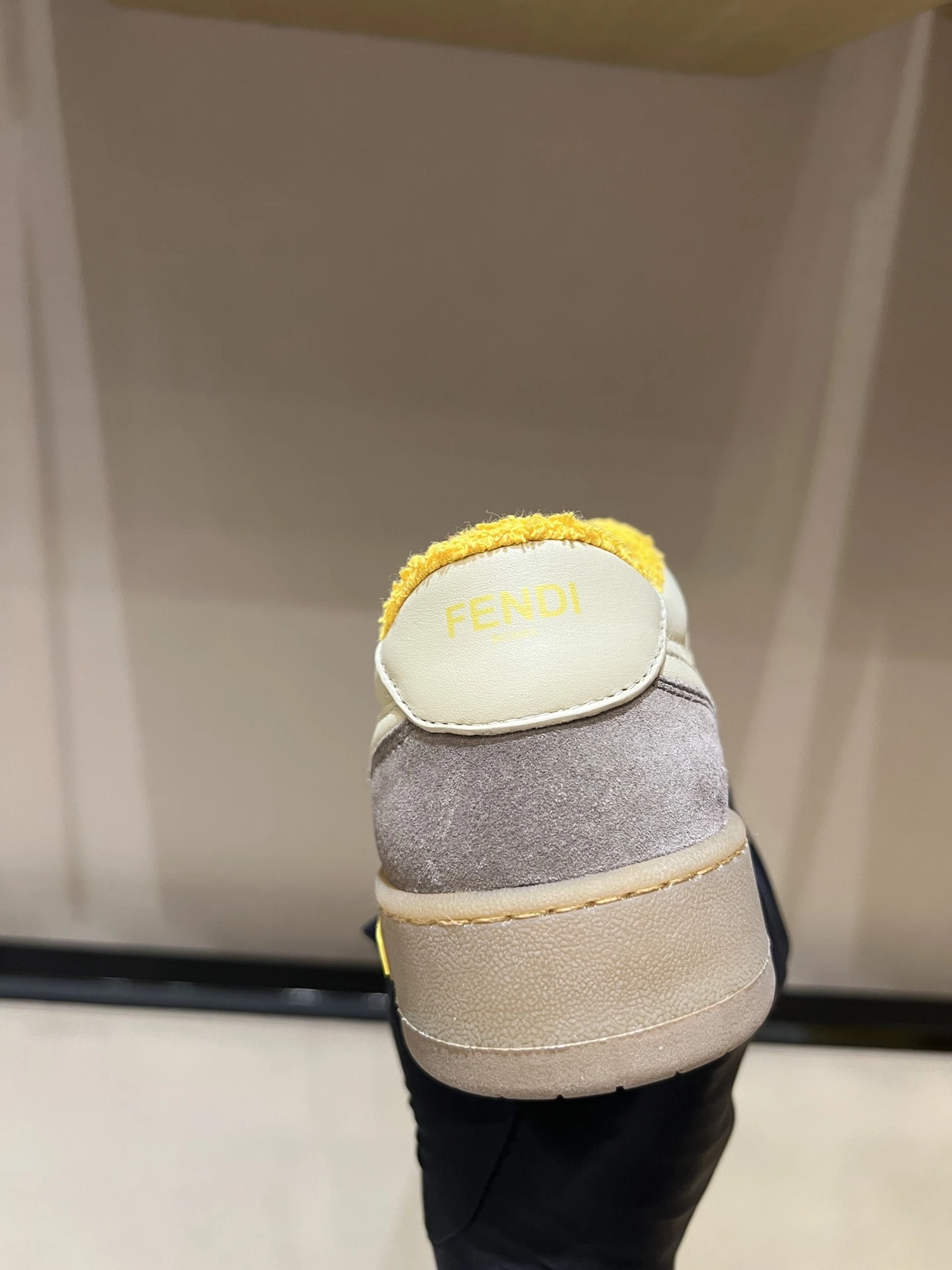 FENDI Кроссовки из кожи и замши