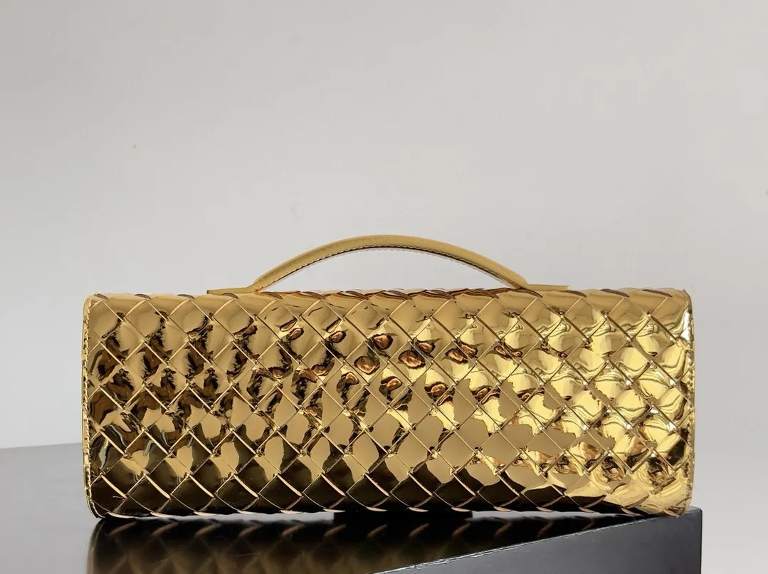 BOTTEGA VENETA Женский клатч Andiamo кожа Intrecciato