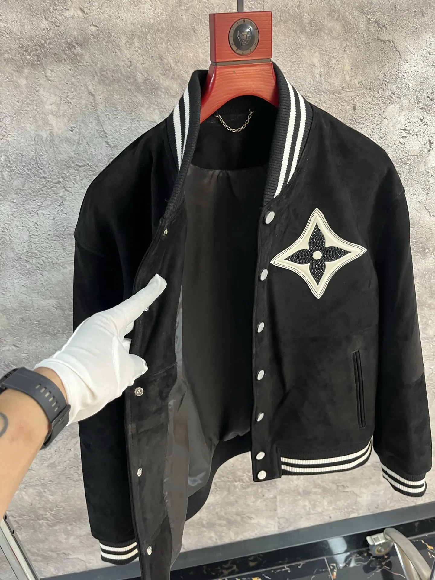 LOUIS VUITTON Мужской бомбер из замши LOUIS VUITTON Мужской бомбер из замши