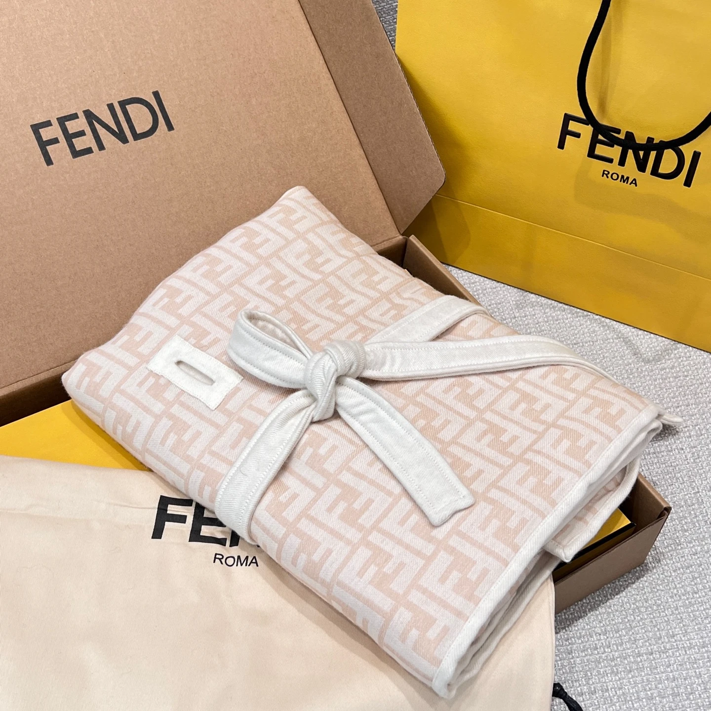 FENDI Женское пончо с поясом FENDI Женское пончо с поясом