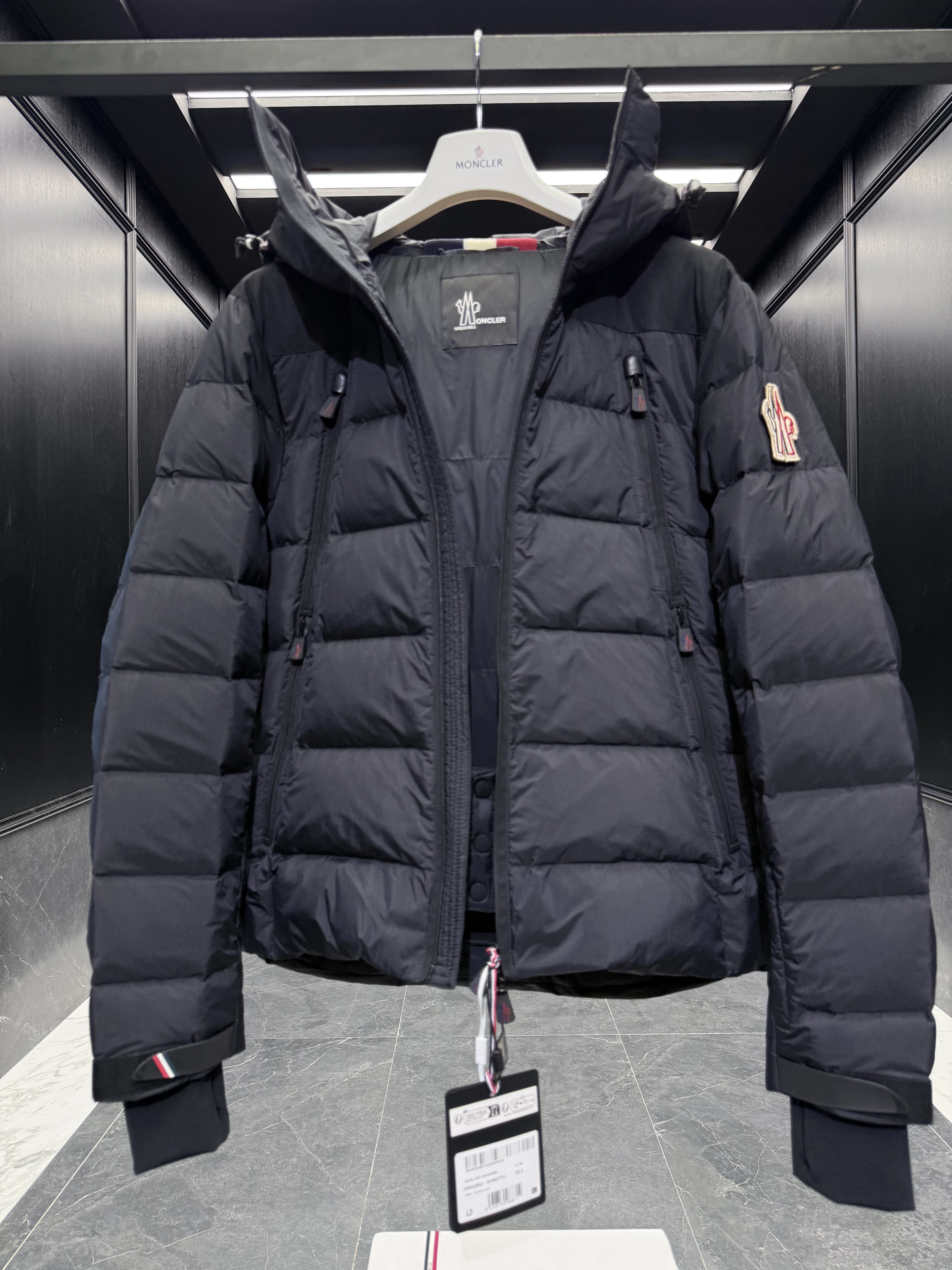 MONCLER Мужской пуховик Grenoble Camurac MONCLER Мужской пуховик Grenoble Camurac