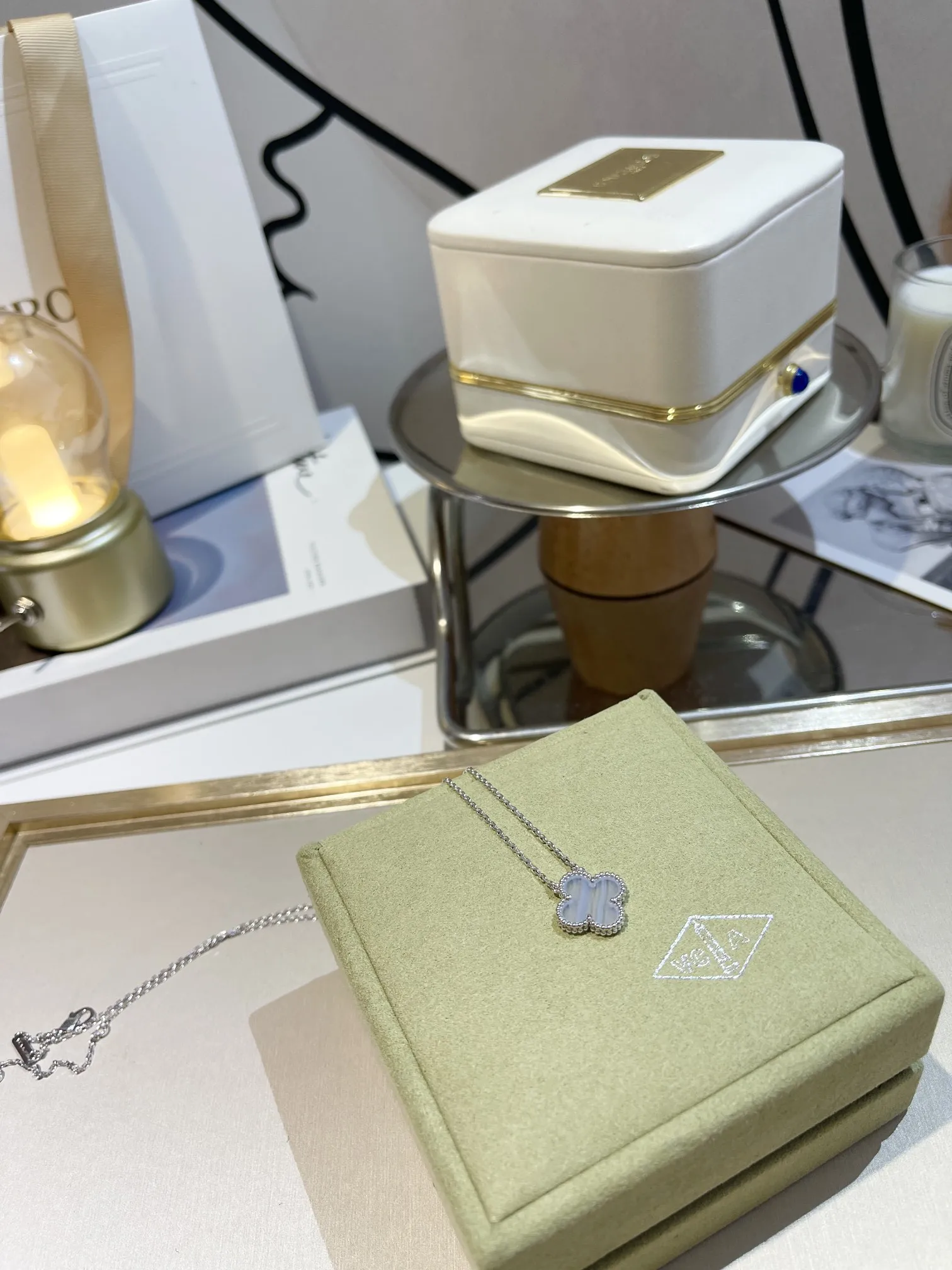 Van Cleef & Arpels Колье Alhambra белое золото и халцедон Van Cleef & Arpels Колье Alhambra белое золото и халцедон