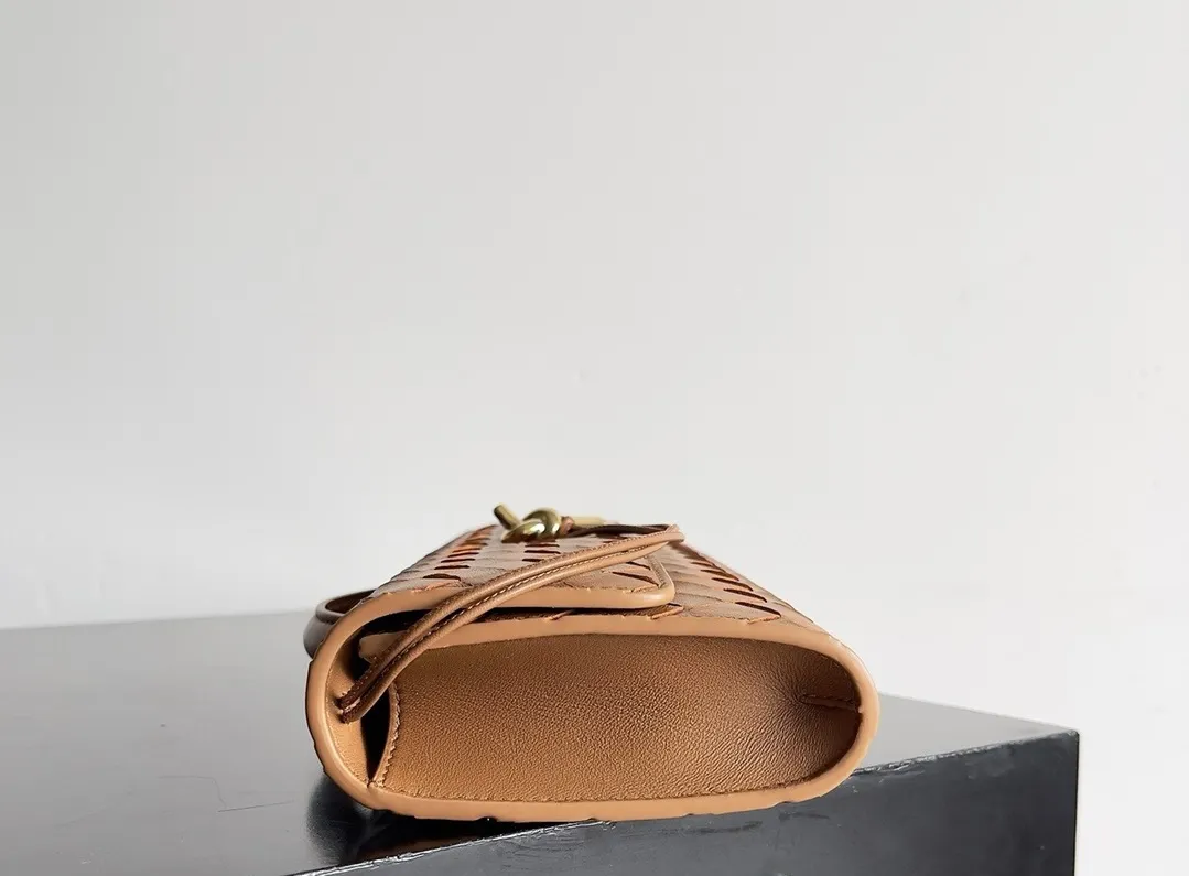 BOTTEGA VENETA Женский клатч Andiamo кожа Intrecciato