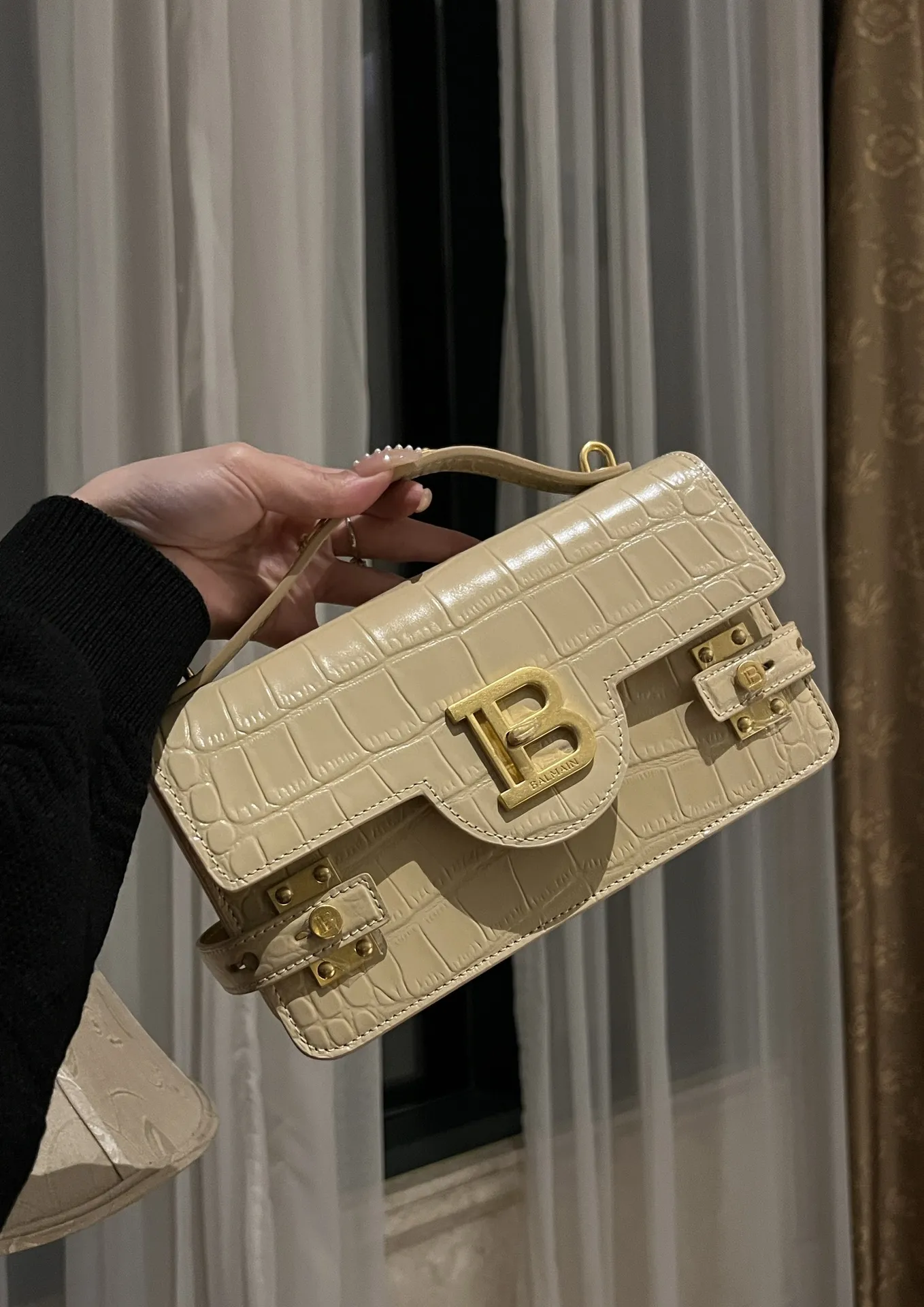 BALMAIN Женская сумка  B-Buzz 24 bag с тиснением BALMAIN Женская сумка  B-Buzz 24 bag с тиснением