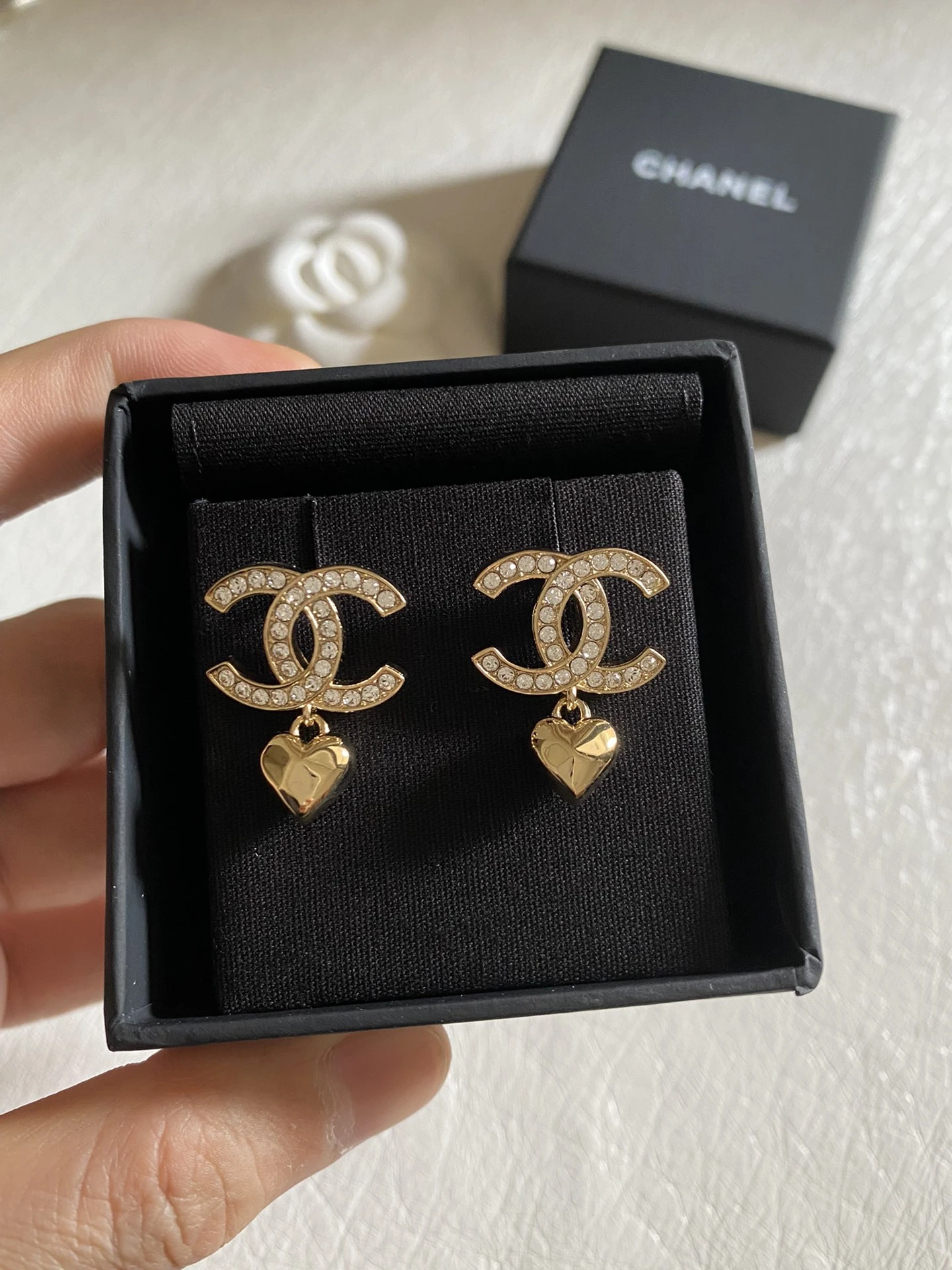 CHANEL Женские серьги-подвески с сердцем CHANEL Женские серьги-подвески с сердцем