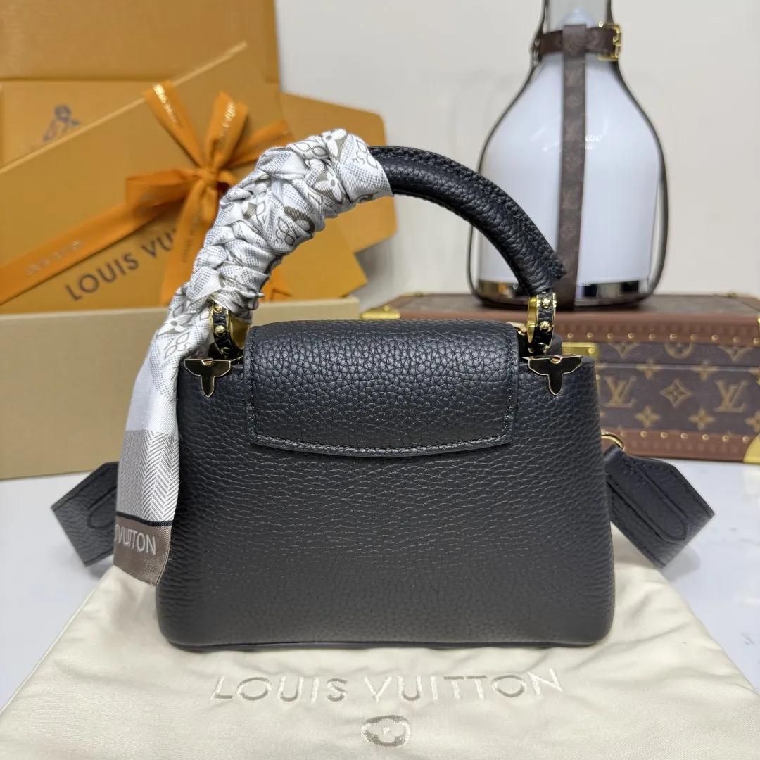 LOUIS VUITTON Женская сумка Capucines Mini M25231