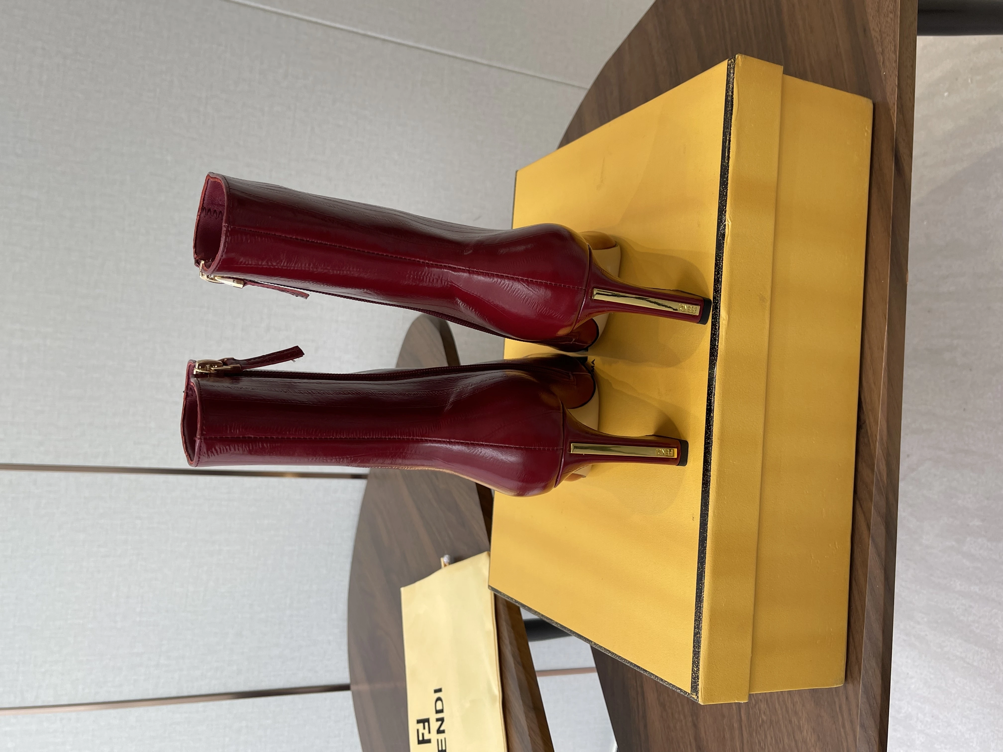 FENDI Женские ботильоны из коровьей кожи  FENDI Женские ботильоны из коровьей кожи