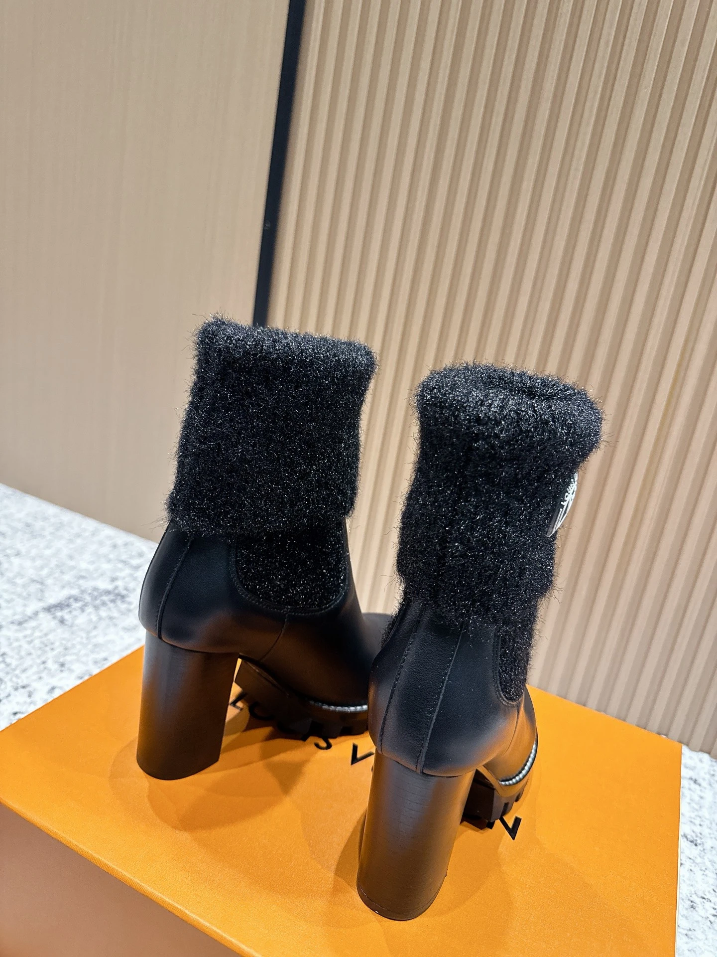 LOUIS VUITTON Женские ботильоны из кожи и шерсти LOUIS VUITTON Женские ботильоны из кожи и шерсти