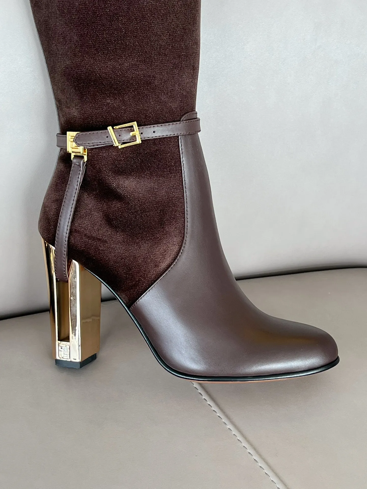 FENDI Женские сапоги Delfina из телячьей кожи FENDI Женские сапоги Delfina из телячьей кожи