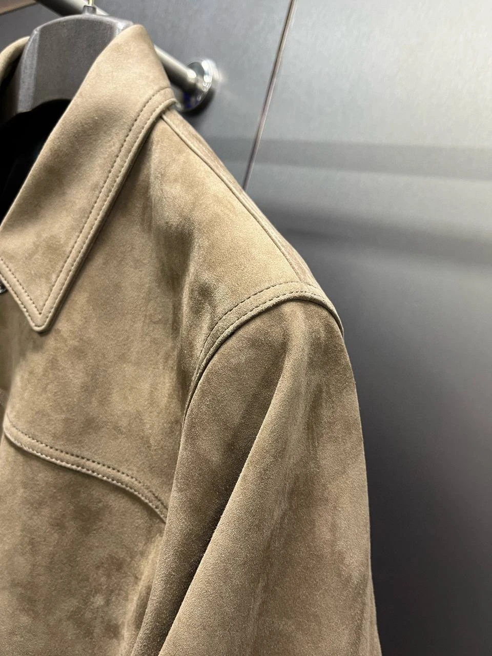 CHRISTIAN DIOR Мужская кожаная куртка в песочно‑бежевом оттенке CHRISTIAN DIOR Мужская кожаная куртка в песочно‑бежевом оттенке