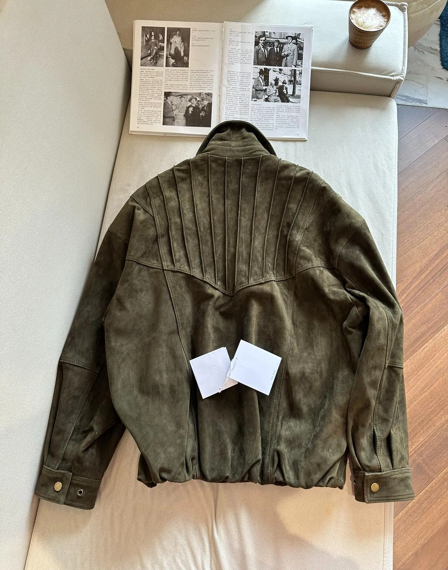 THE ROW Женская куртка из замши свободного кроя бежевая