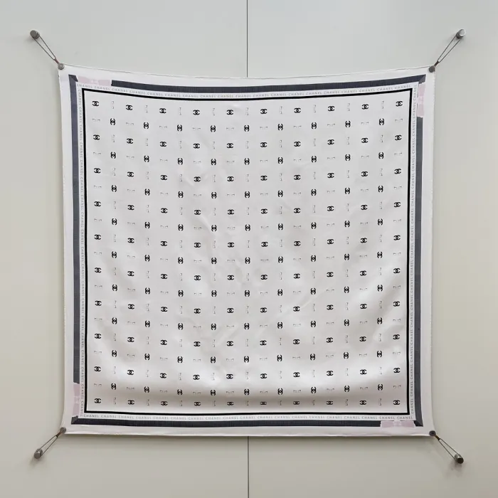 CHANEL Женский платок из шелка