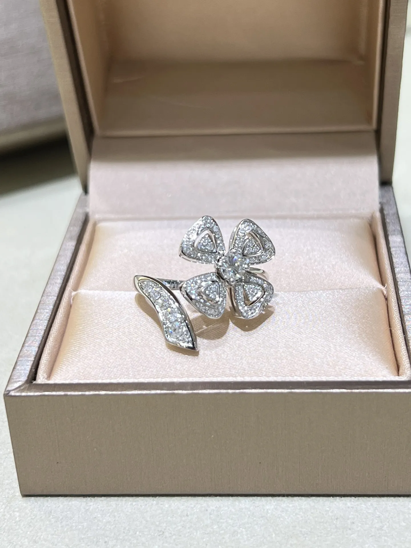 BVLGARI Женское кольцо Fiorever белое золото и бриллианты BVLGARI Женское кольцо Fiorever белое золото и бриллианты