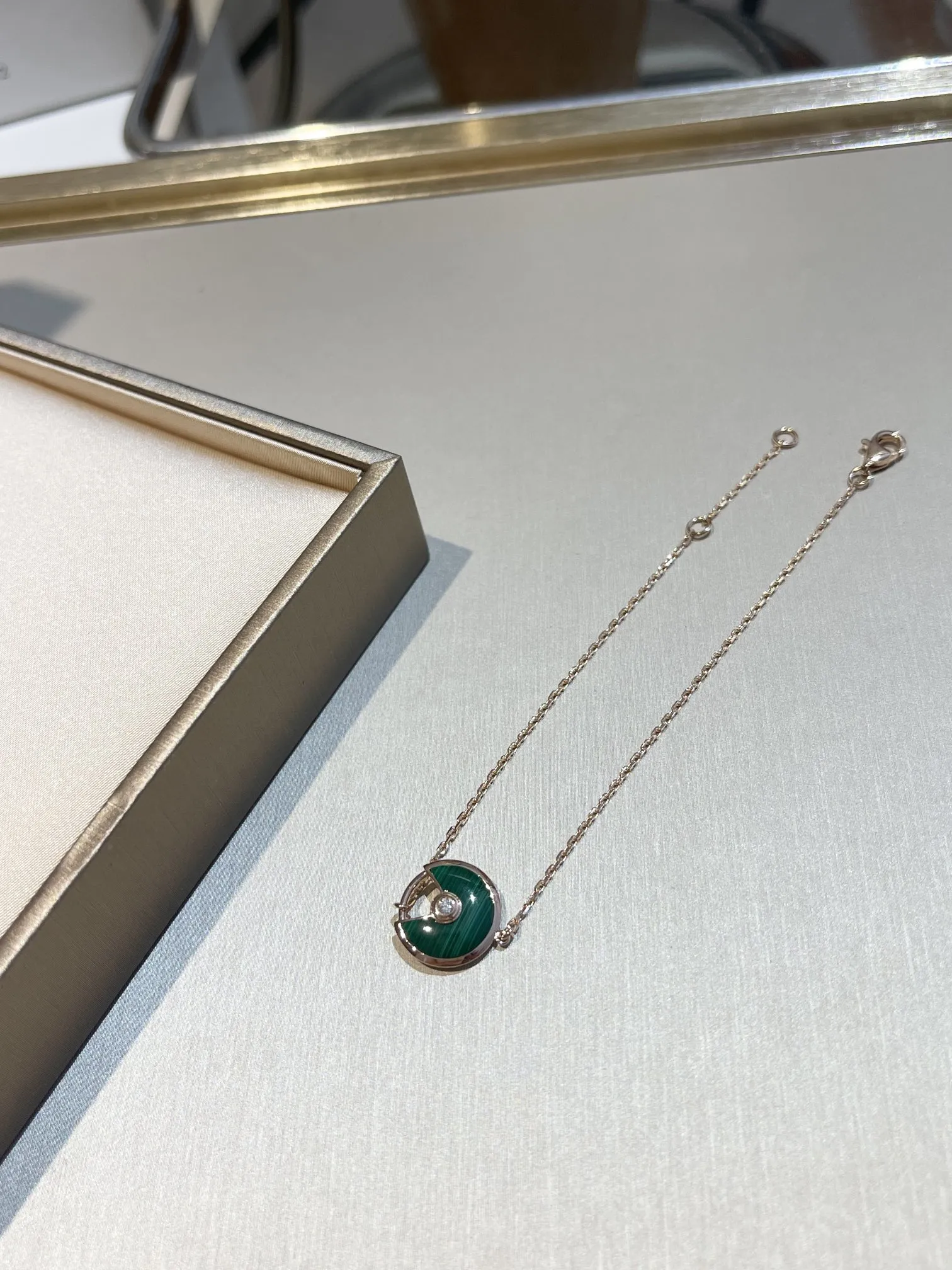 CARTIER Браслет-амулет с малахитом розовое золото CARTIER Браслет-амулет с малахитом розовое золото