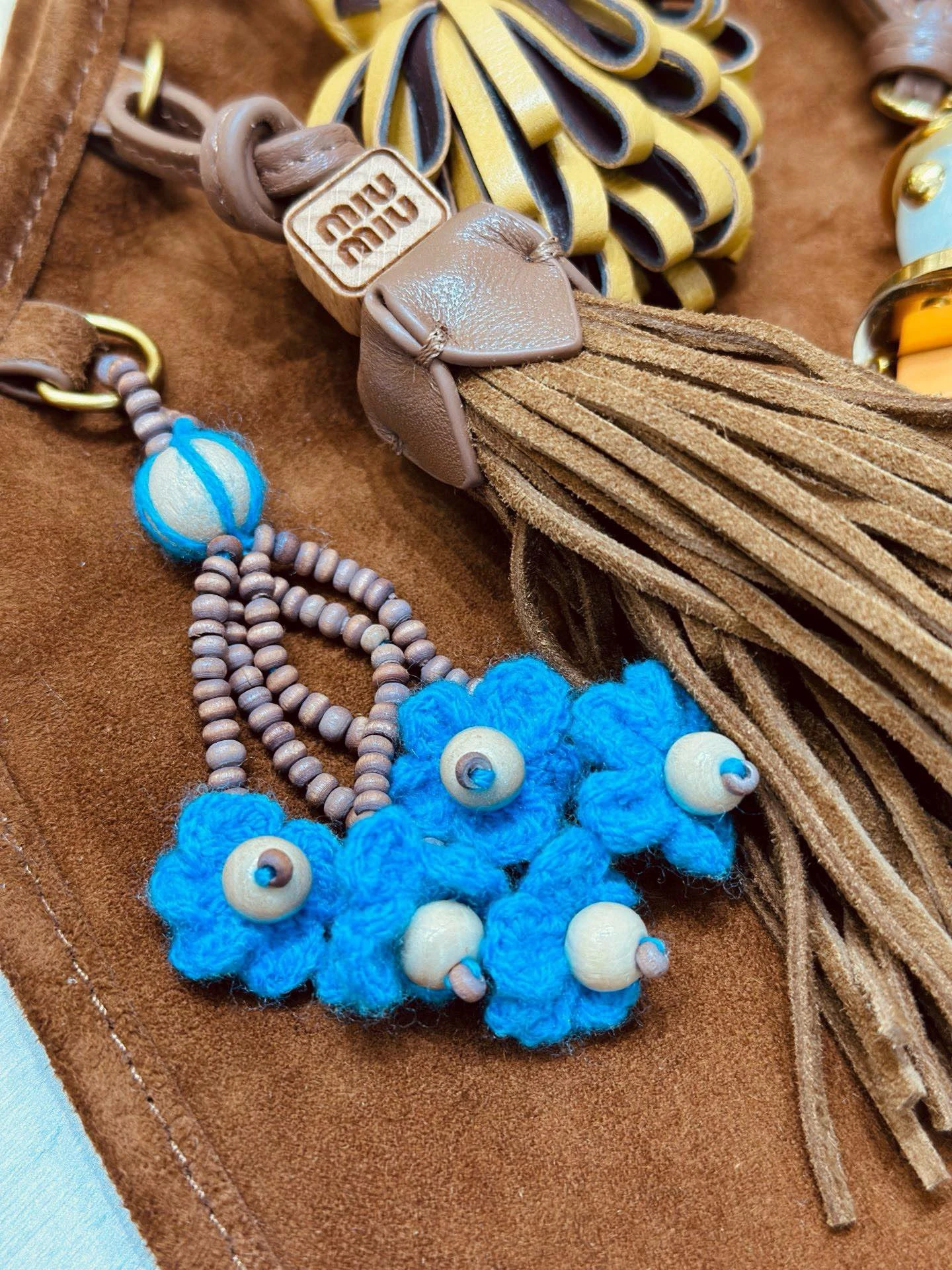 MIU MIU Замшевая сумка с брелками