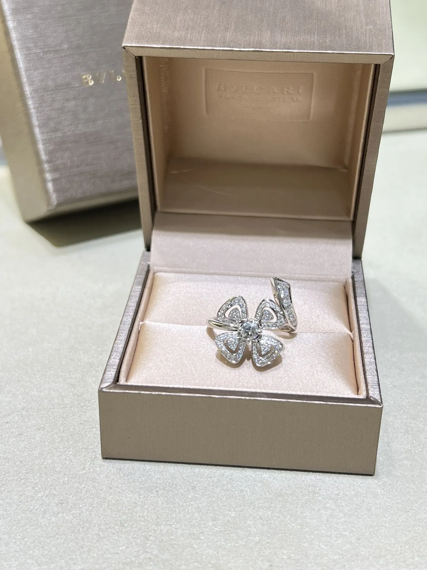 BVLGARI Женское кольцо Fiorever белое золото и бриллианты BVLGARI Женское кольцо Fiorever белое золото и бриллианты