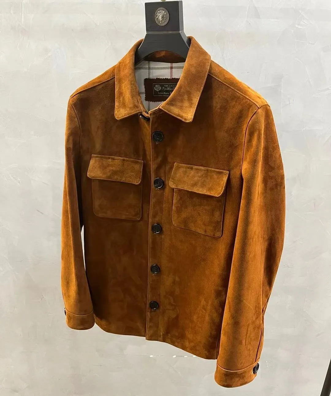 LORO PIANA Мужская куртка из замши на пуговицах с воротником LORO PIANA Мужская куртка из замши на пуговицах с воротником