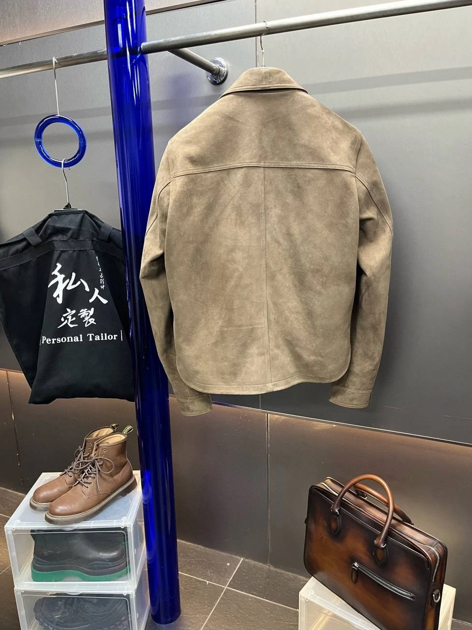 CHRISTIAN DIOR Мужская кожаная куртка в песочно‑бежевом оттенке CHRISTIAN DIOR Мужская кожаная куртка в песочно‑бежевом оттенке