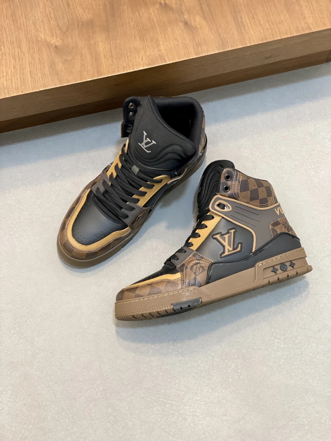 LOUIS VUITTON Мужские кроссовки из телячьей кожи LOUIS VUITTON Мужские кроссовки из телячьей кожи