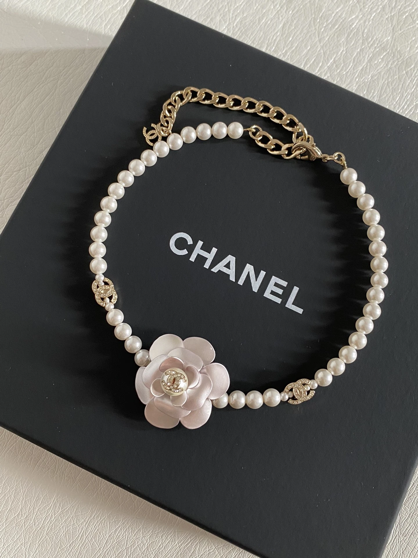 CHANEL Женское колье с жемчугом  CHANEL Женское колье с жемчугом