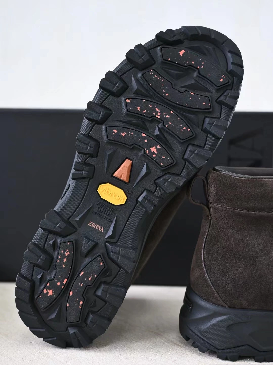 ERMENEGILDO ZEGNA Мужские кроссовки из натуральной замши насыщенного темно-коричневого цвета