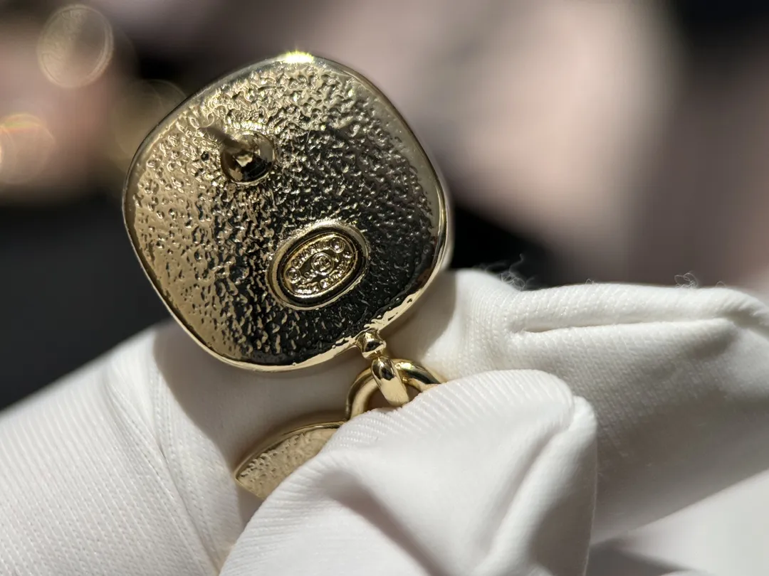 CHANEL Женские серьги с розовыми стразами CHANEL Женские серьги с розовыми стразами