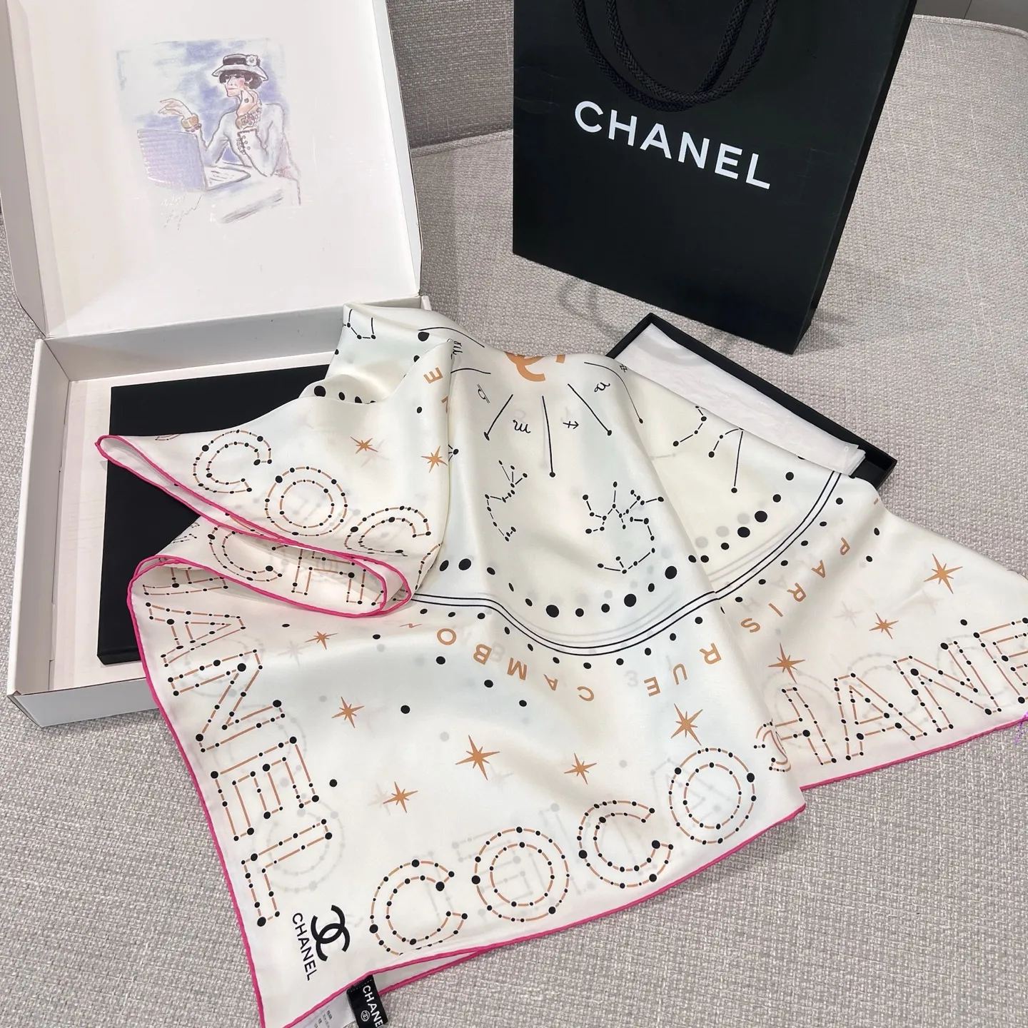 CHANEL Женский платок шёлк CHANEL Женский платок шёлк
