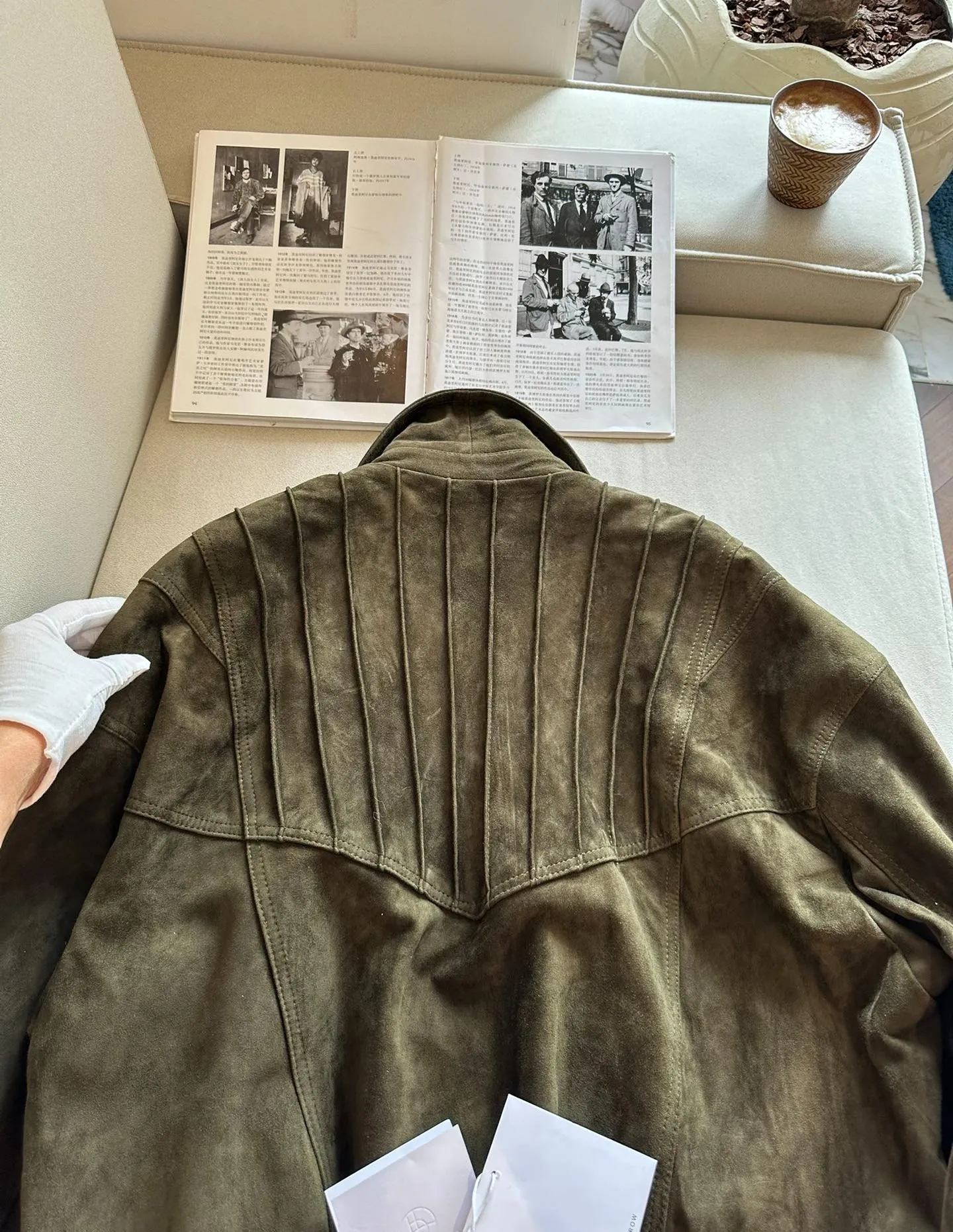 THE ROW Женская куртка из замши свободного кроя бежевая