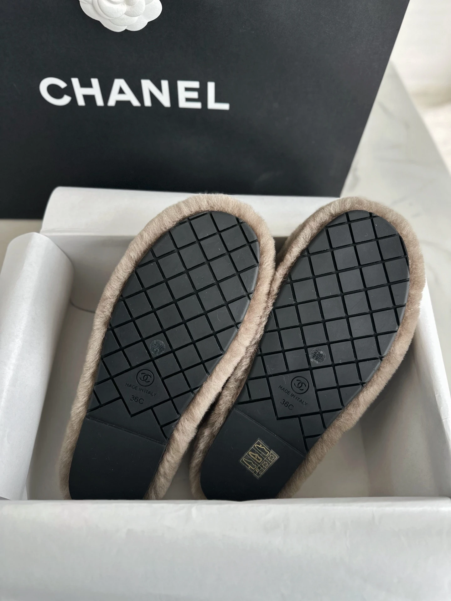 CHANEL Женские тапки из замши и шерсти CHANEL Женские тапки из замши и шерсти