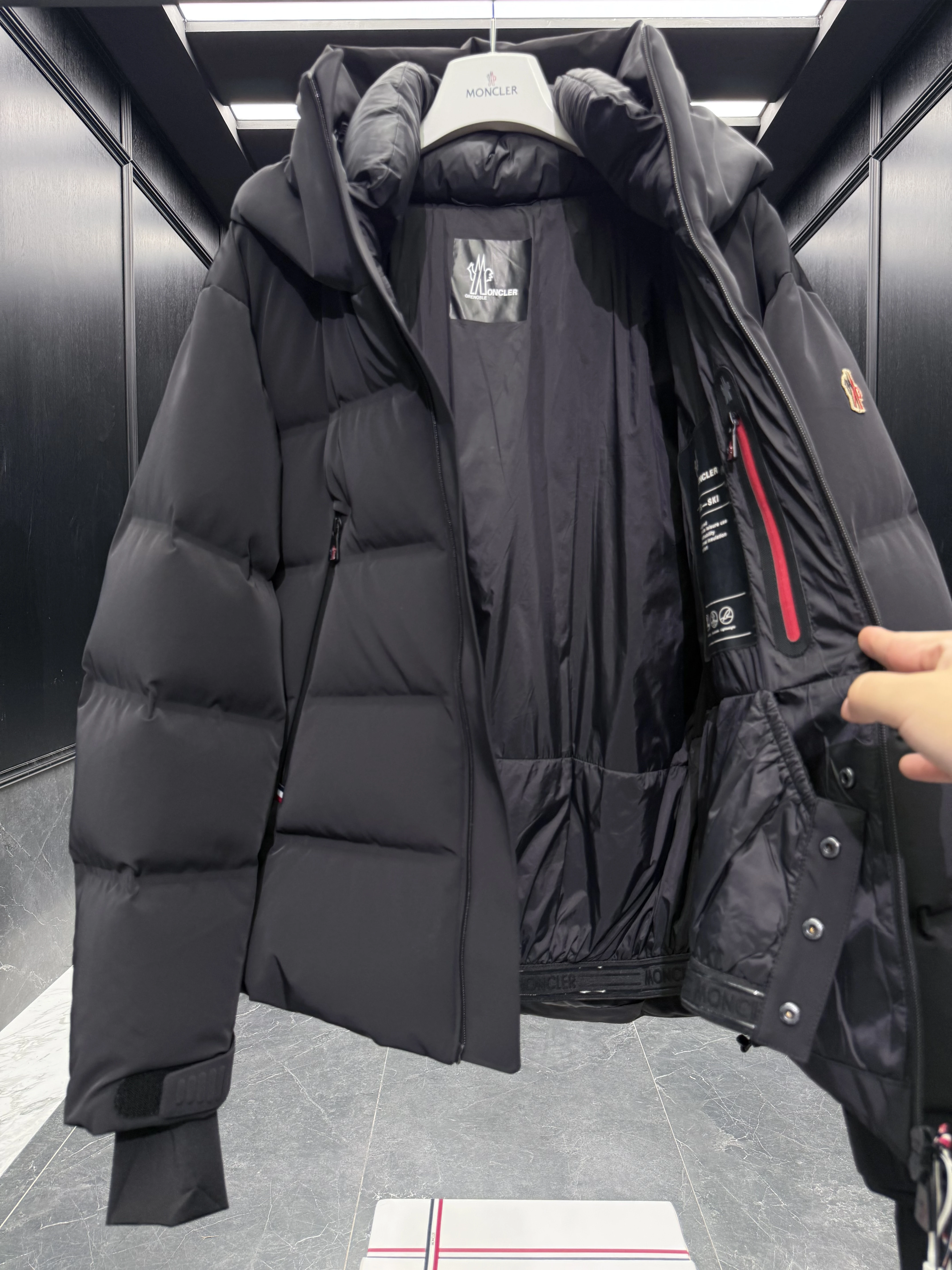 MONCLER Мужской пуховик Fellberg MONCLER Мужской пуховик Fellberg