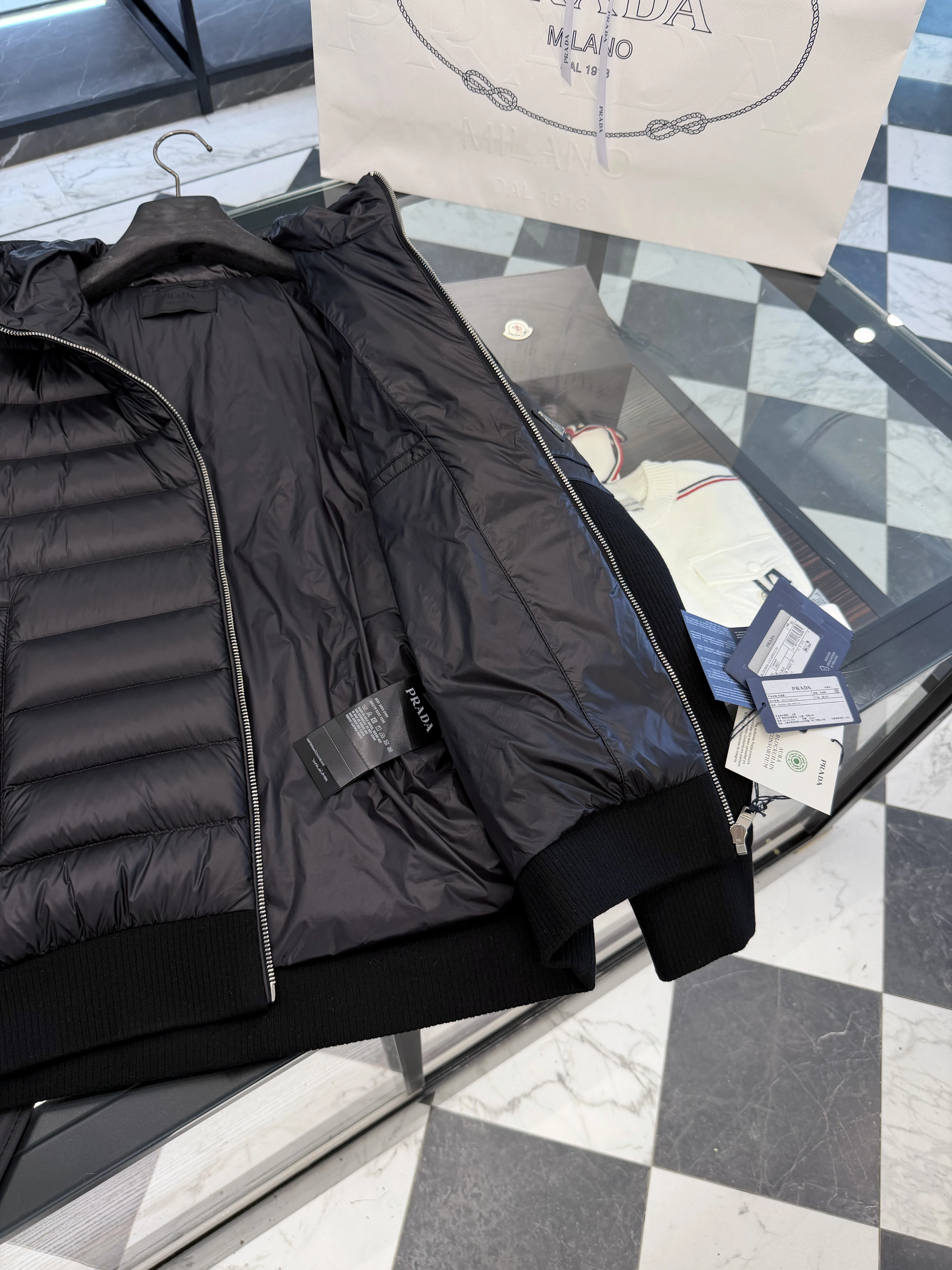 PRADA Мужская ветровка на пуховом наполнителе PRADA Мужская ветровка на пуховом наполнителе