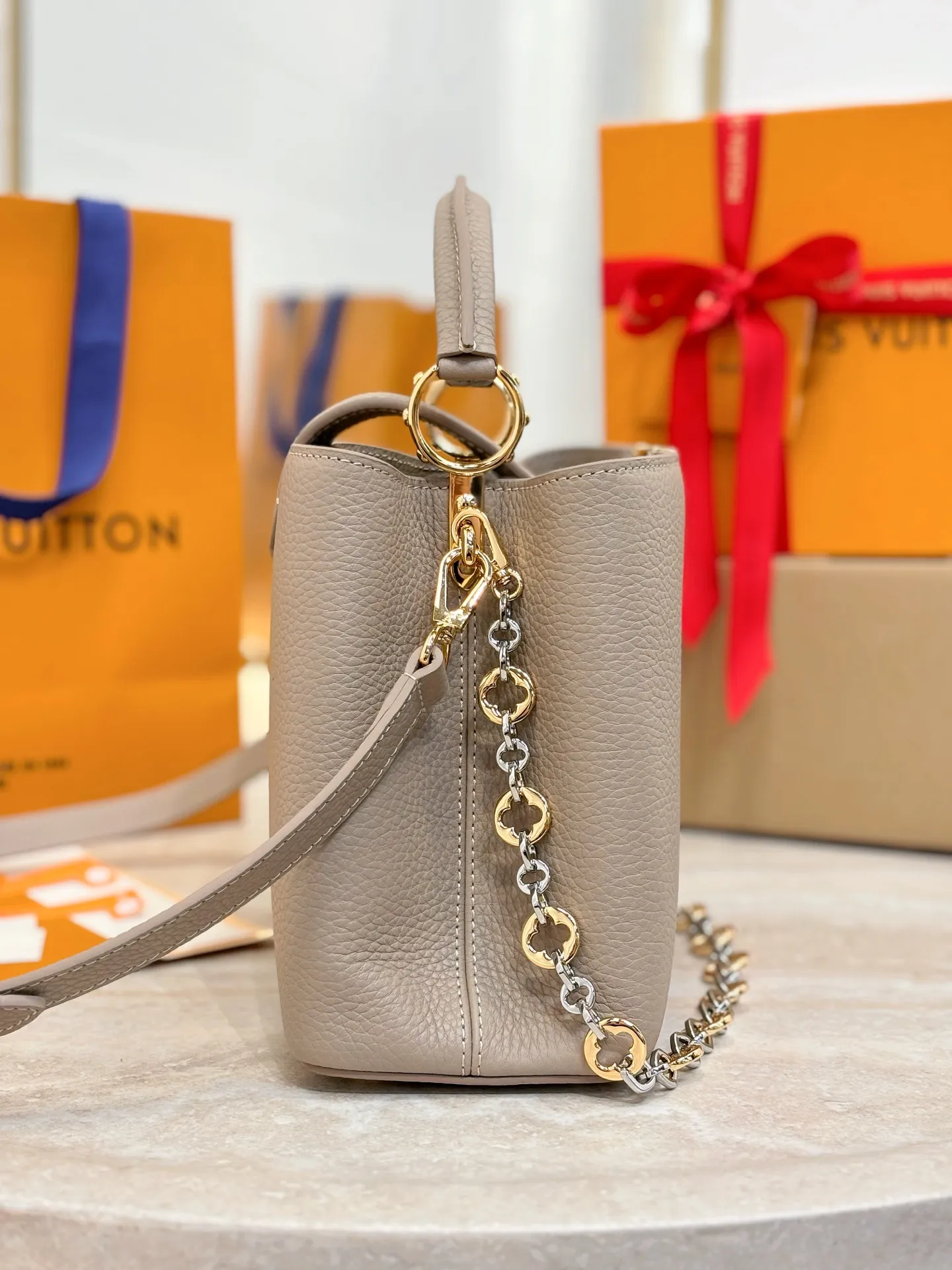 LOUIS VUITTON Женская сумка Capucines MM M12935 LOUIS VUITTON Женская сумка Capucines MM M12935