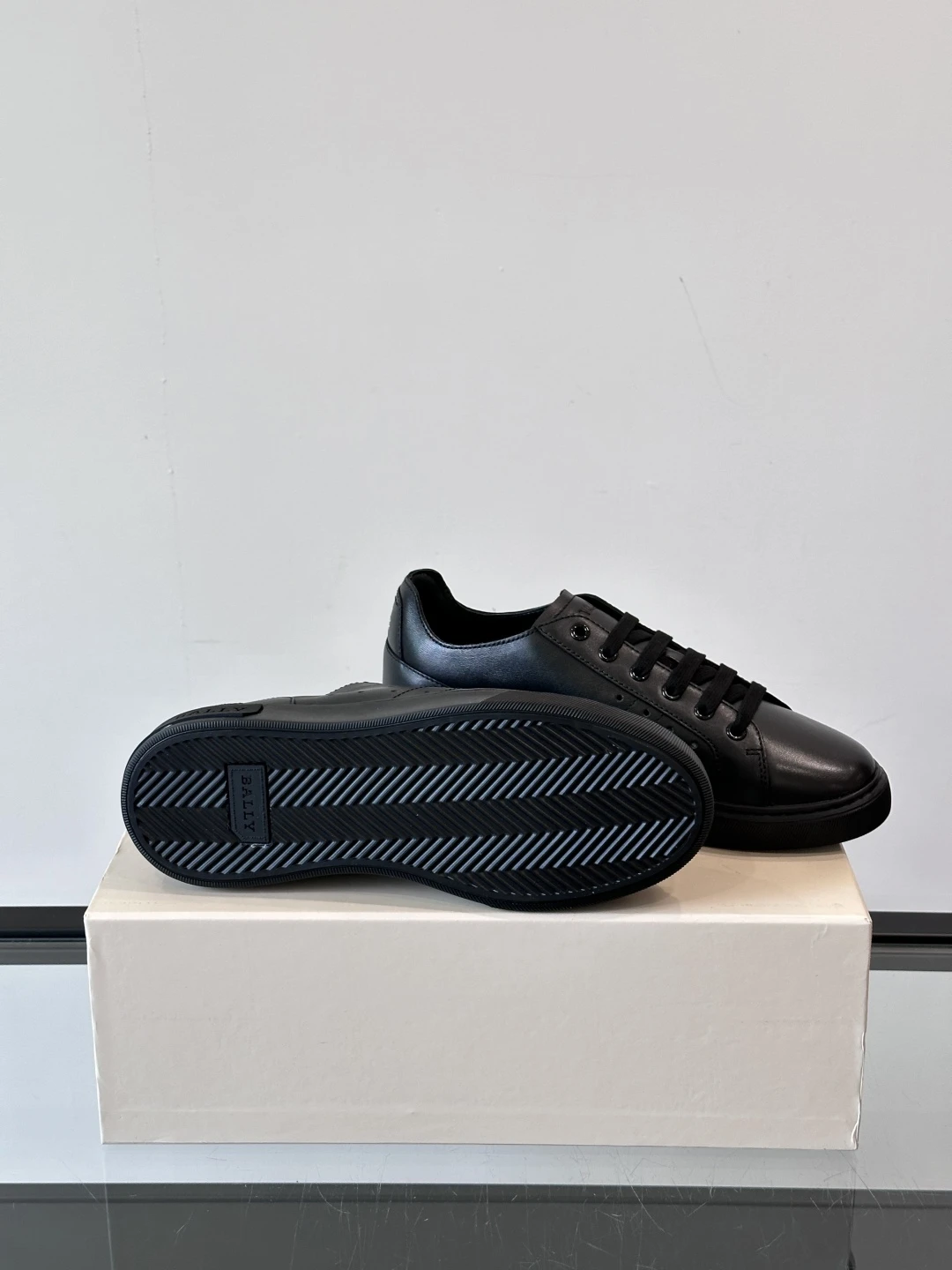 BALLY Мужские кроссовки телячья кожа с фирменной перфорацией