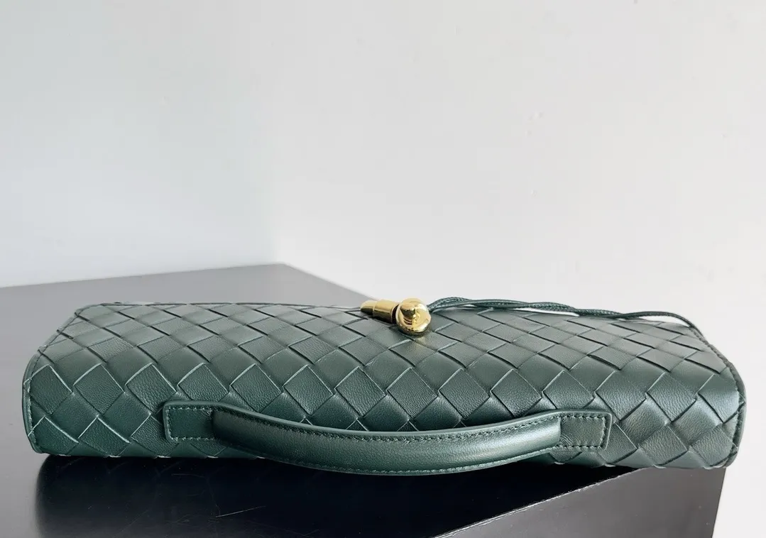 BOTTEGA VENETA Женский клатч Andiamo кожа Intrecciato