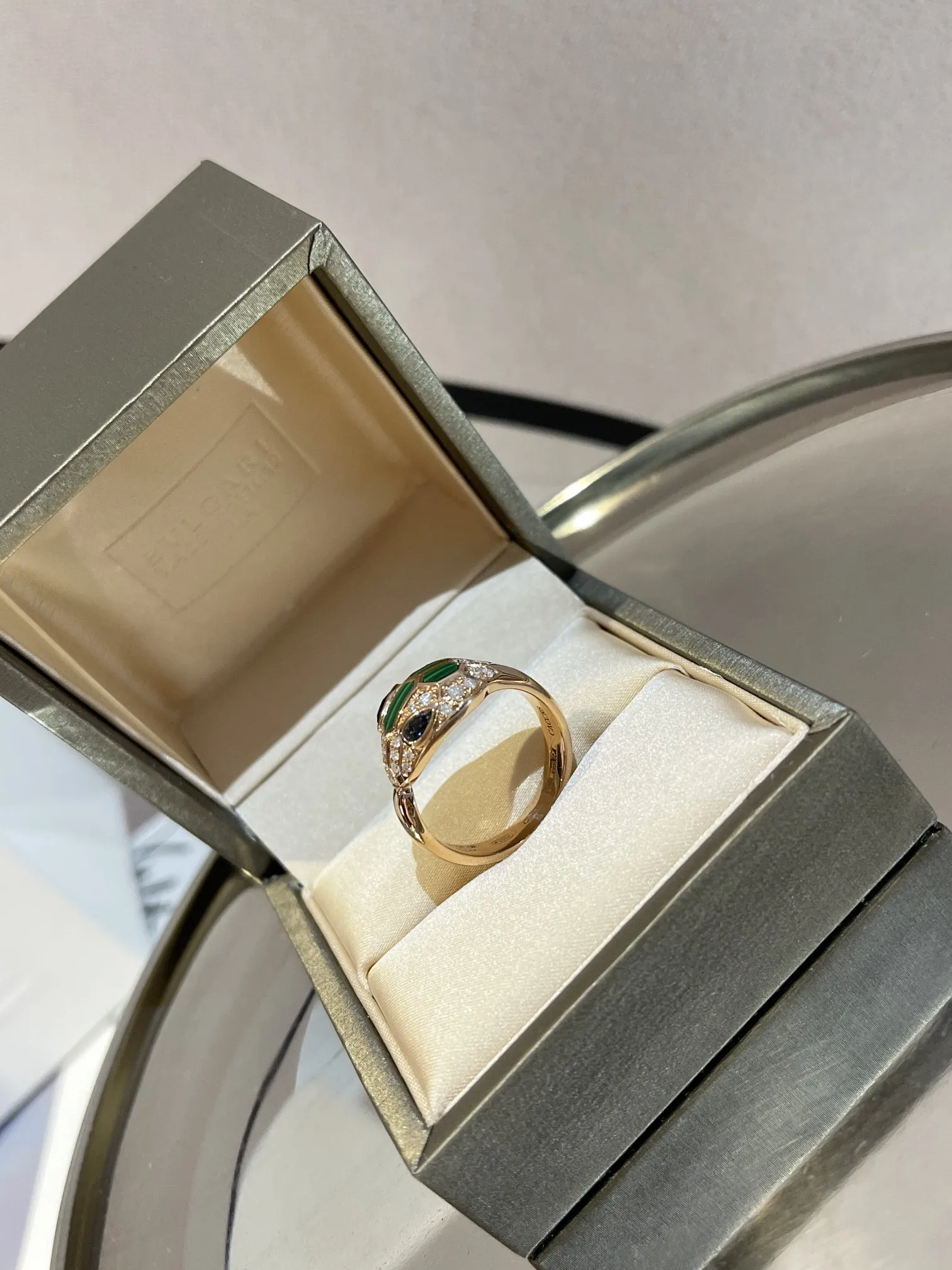 BVLGARI Женское кольцо Serpenti розовое золото, бриллианты и изумруды BVLGARI Женское кольцо Serpenti розовое золото, бриллианты и изумруды