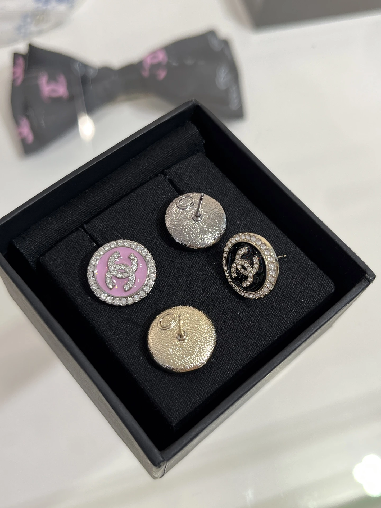 CHANEL Женские серьги из латуни с эмалью