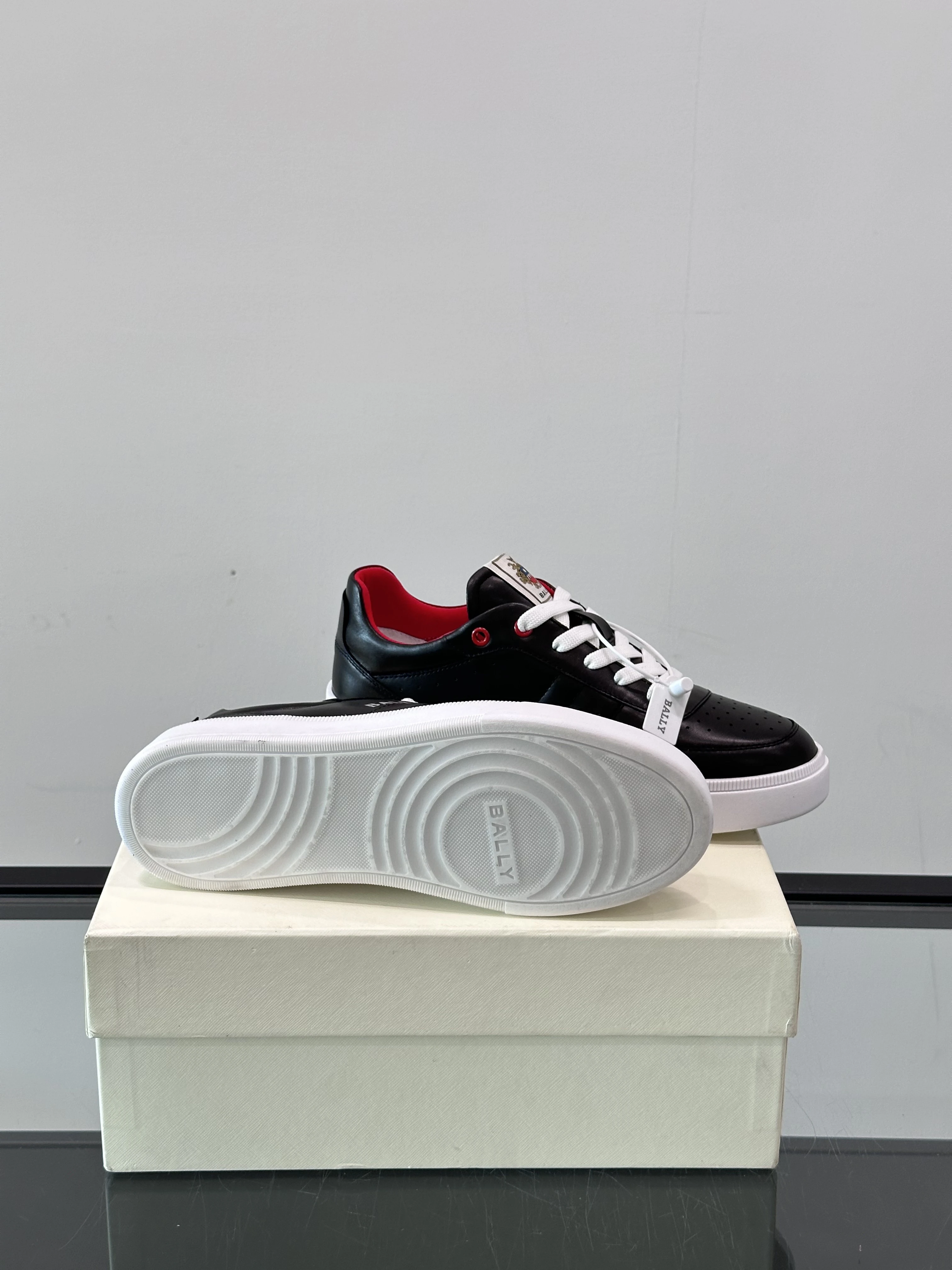 BALLY Мужские кроссовки телячья кожа с красной внутренней отделкой