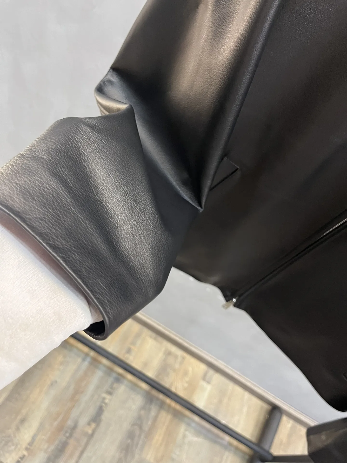 PRADA Мужская кожаная куртка минималистичная с воротником