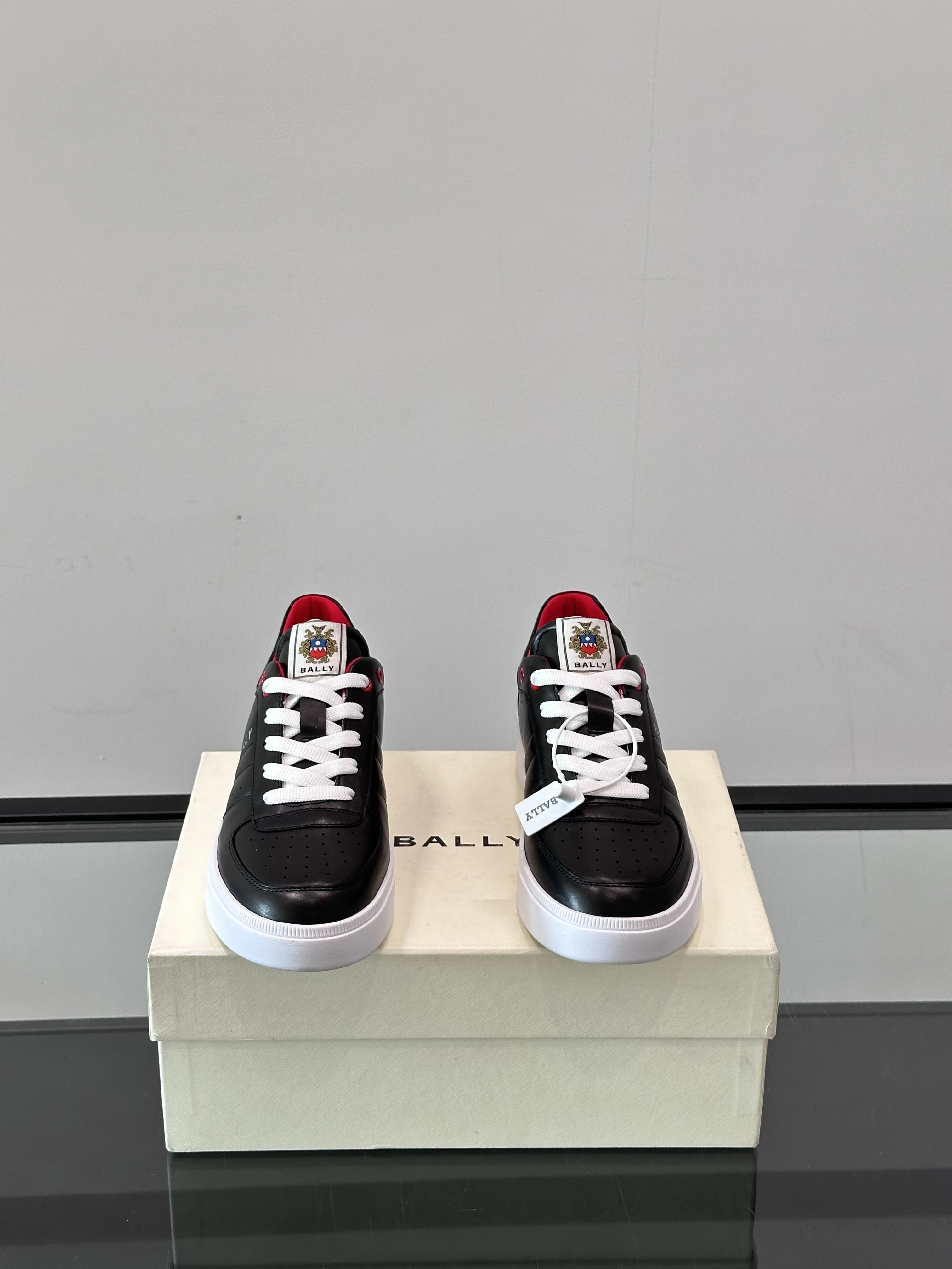 BALLY Мужские кроссовки телячья кожа с красной внутренней отделкой