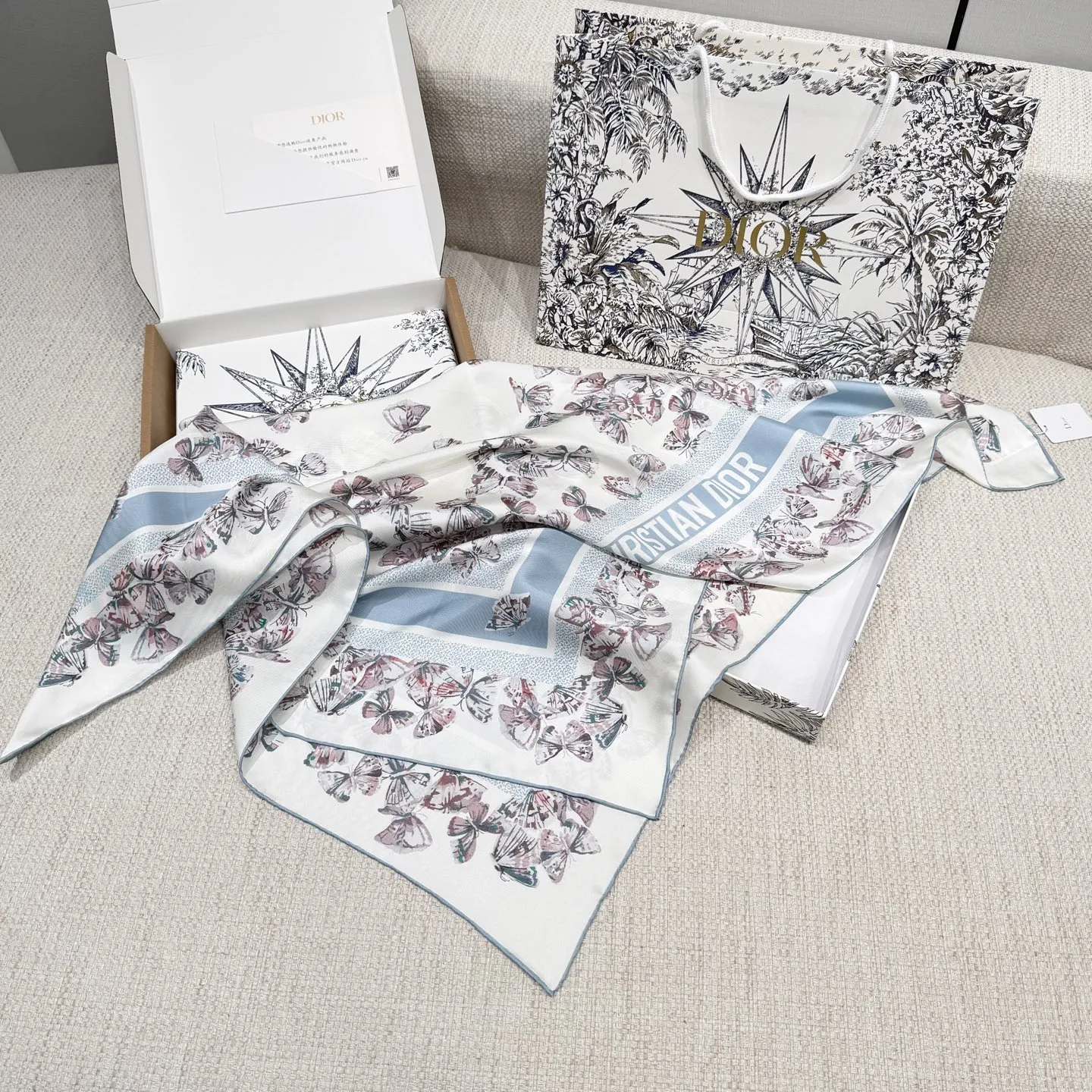 CHRISTIAN DIOR Женский платок из шёлка в пастельных тонах CHRISTIAN DIOR Женский платок из шёлка в пастельных тонах