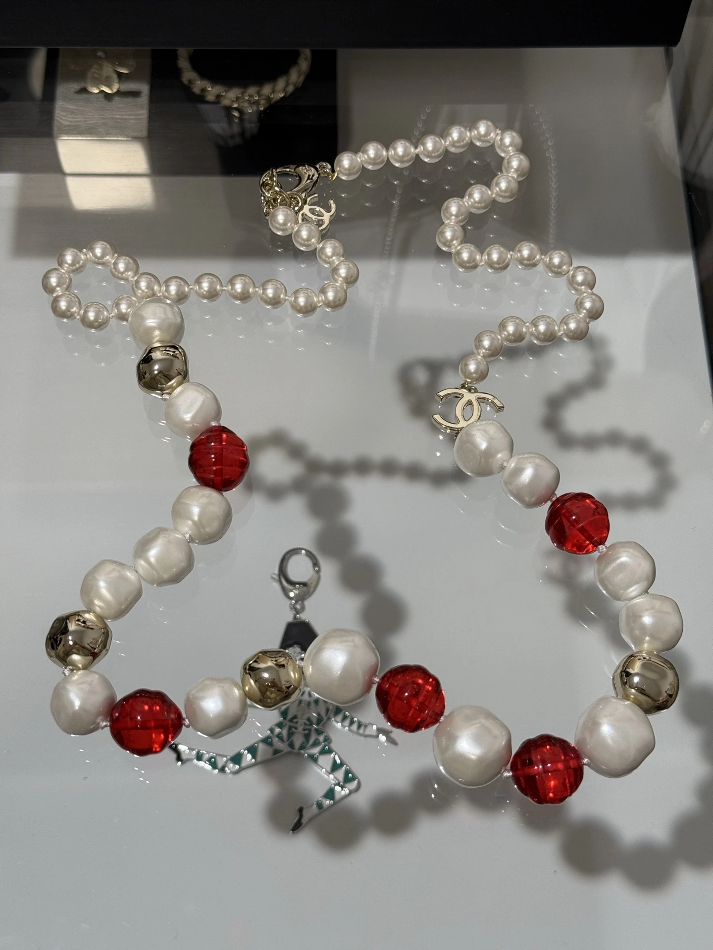 CHANEL Женское длинное колье с жемчужными элементами